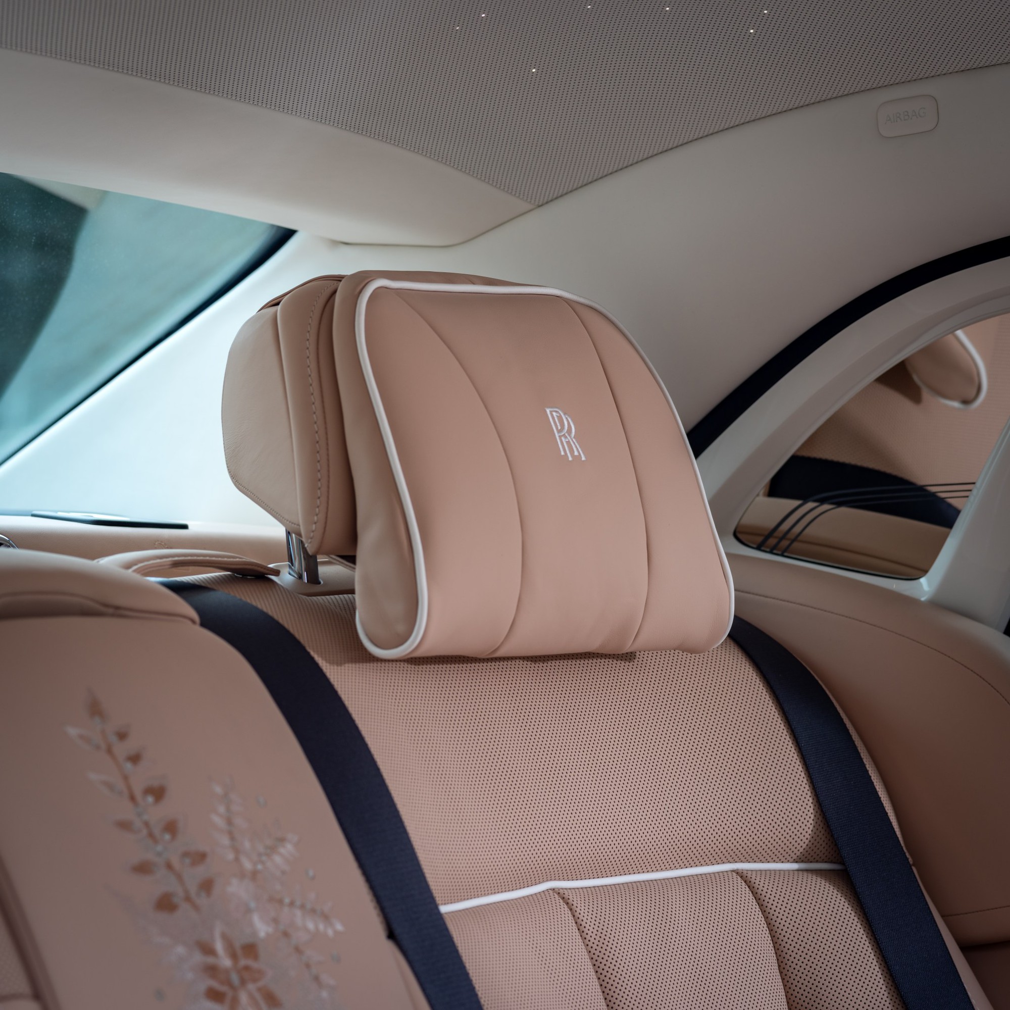 ‘Con nhà người ta’ tặng bố Rolls-Royce Phantom độc bản thêu ren thủ công 230.000 mũi, đổi màu, lấp lánh theo ánh sáng- Ảnh 4.