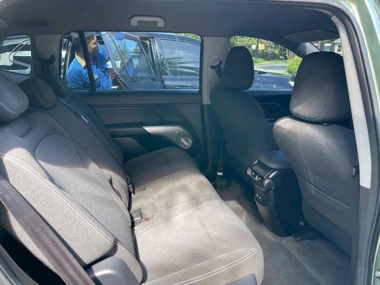 VinFast Limo Green lộ chi tiết nội thất không thể hiện qua bảng thông số: Cửa gió cho 3 hàng ghế, sạc USB phía sau, vô lăng gây thắc mắc- Ảnh 6.