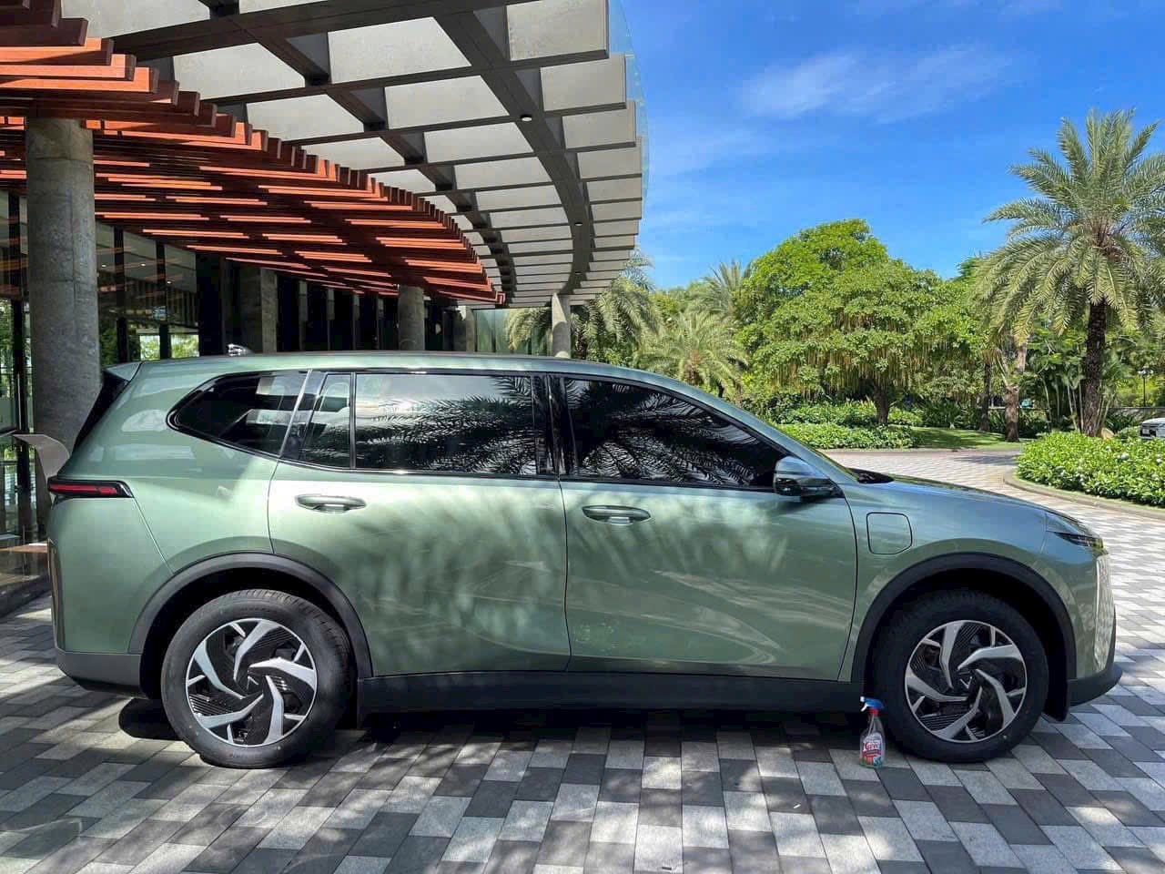 VinFast Limo Green lộ chi tiết nội thất không thể hiện qua bảng thông số: Cửa gió cho 3 hàng ghế, sạc USB phía sau, vô lăng gây thắc mắc- Ảnh 12.