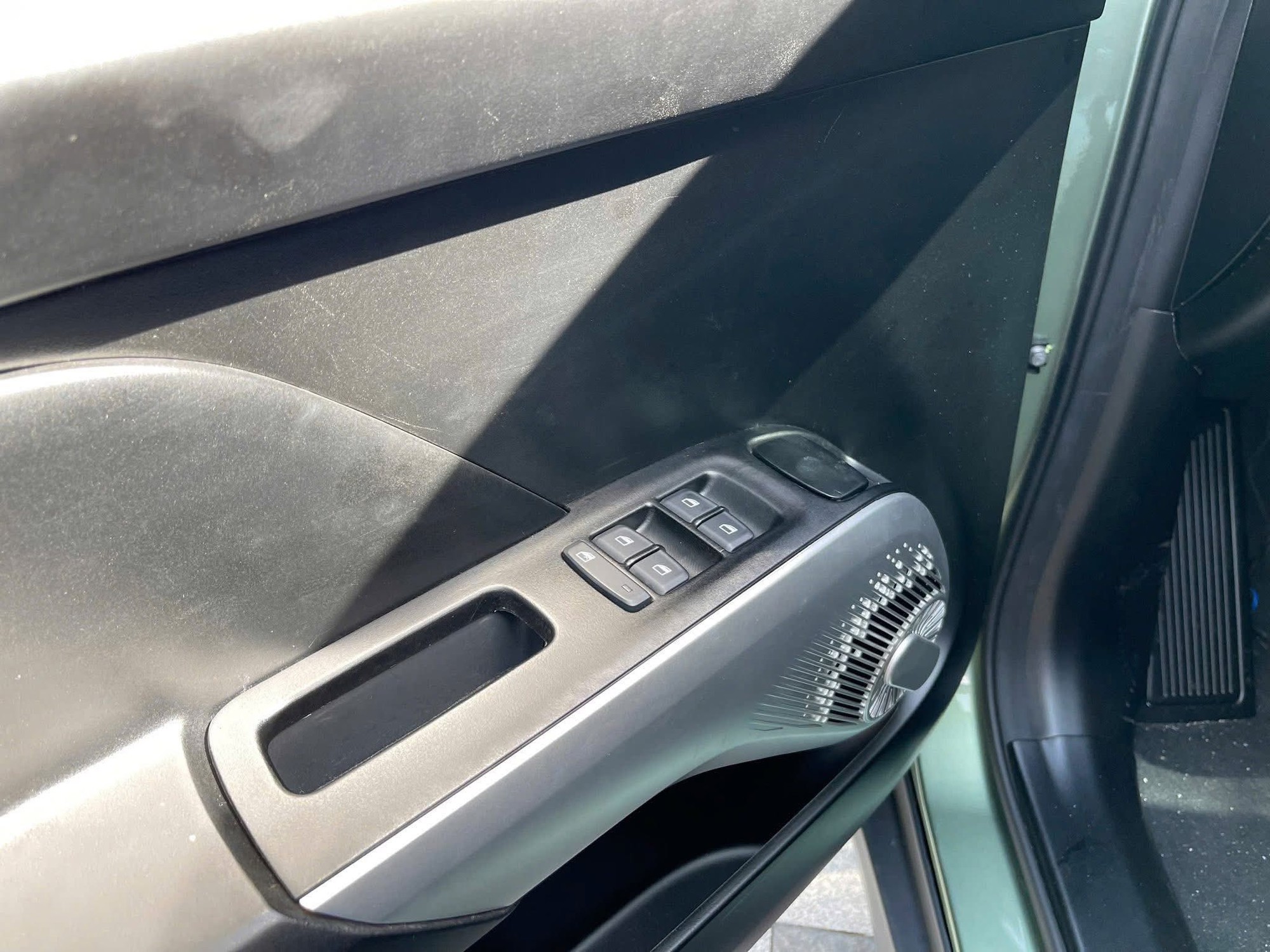 VinFast Limo Green lộ chi tiết nội thất không thể hiện qua bảng thông số: Cửa gió cho 3 hàng ghế, sạc USB phía sau, vô lăng gây thắc mắc- Ảnh 8. VinFast Limo Green lộ chi tiết nội thất không thể hiện qua bảng thông số: Cửa gió cho 3 hàng ghế, sạc USB phía sau, vô lăng gây thắc mắc- Ảnh 8.