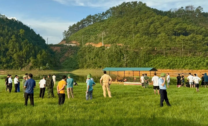 Ô tô bán tải bị chìm dưới lòng hồ, cặp vợ chồng tử vong- Ảnh 2. Ô tô bán tải bị chìm dưới lòng hồ, cặp vợ chồng tử vong- Ảnh 2.