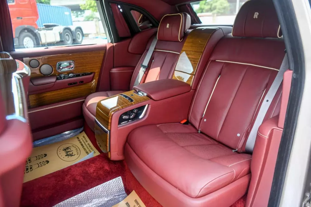 Rolls-Royce Phantom VIII có trang bị vách ngăn đã tìm thấy chủ nhân, giá chỉ 39 tỷ đồng