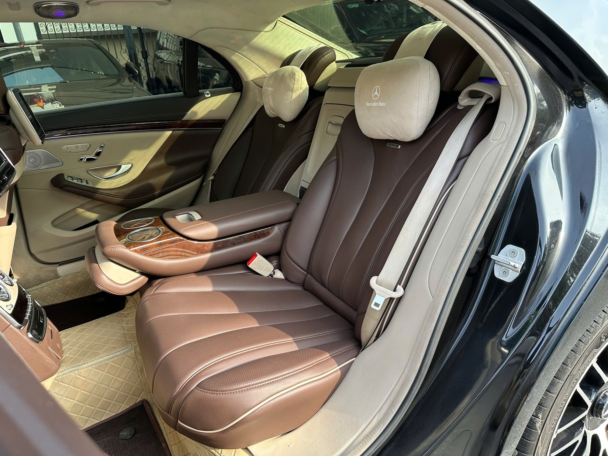 Rao Mercedes S 400 độ AMG nhưng lưới tản nhiệt Maybach giá hơn 1 tỷ đồng, người bán hỏi: Tại sao phải mua C 300 cũ?- Ảnh 14. Rao Mercedes S 400 độ AMG nhưng lưới tản nhiệt Maybach giá hơn 1 tỷ đồng, người bán hỏi: Tại sao phải mua C 300 cũ?- Ảnh 14.