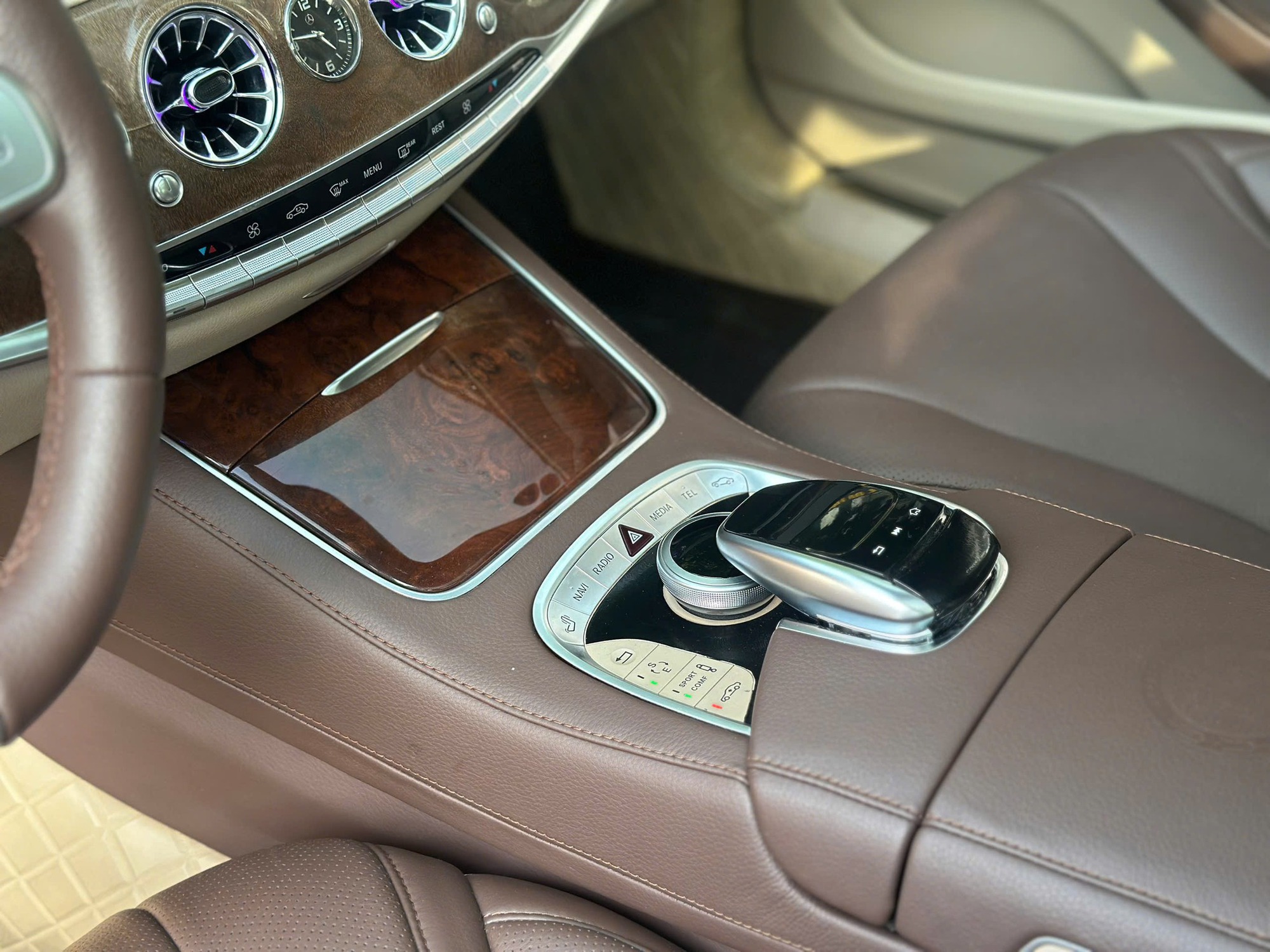 Rao Mercedes S 400 độ AMG nhưng lưới tản nhiệt Maybach giá hơn 1 tỷ đồng, người bán hỏi: Tại sao phải mua C 300 cũ?- Ảnh 12. Rao Mercedes S 400 độ AMG nhưng lưới tản nhiệt Maybach giá hơn 1 tỷ đồng, người bán hỏi: Tại sao phải mua C 300 cũ?- Ảnh 12.