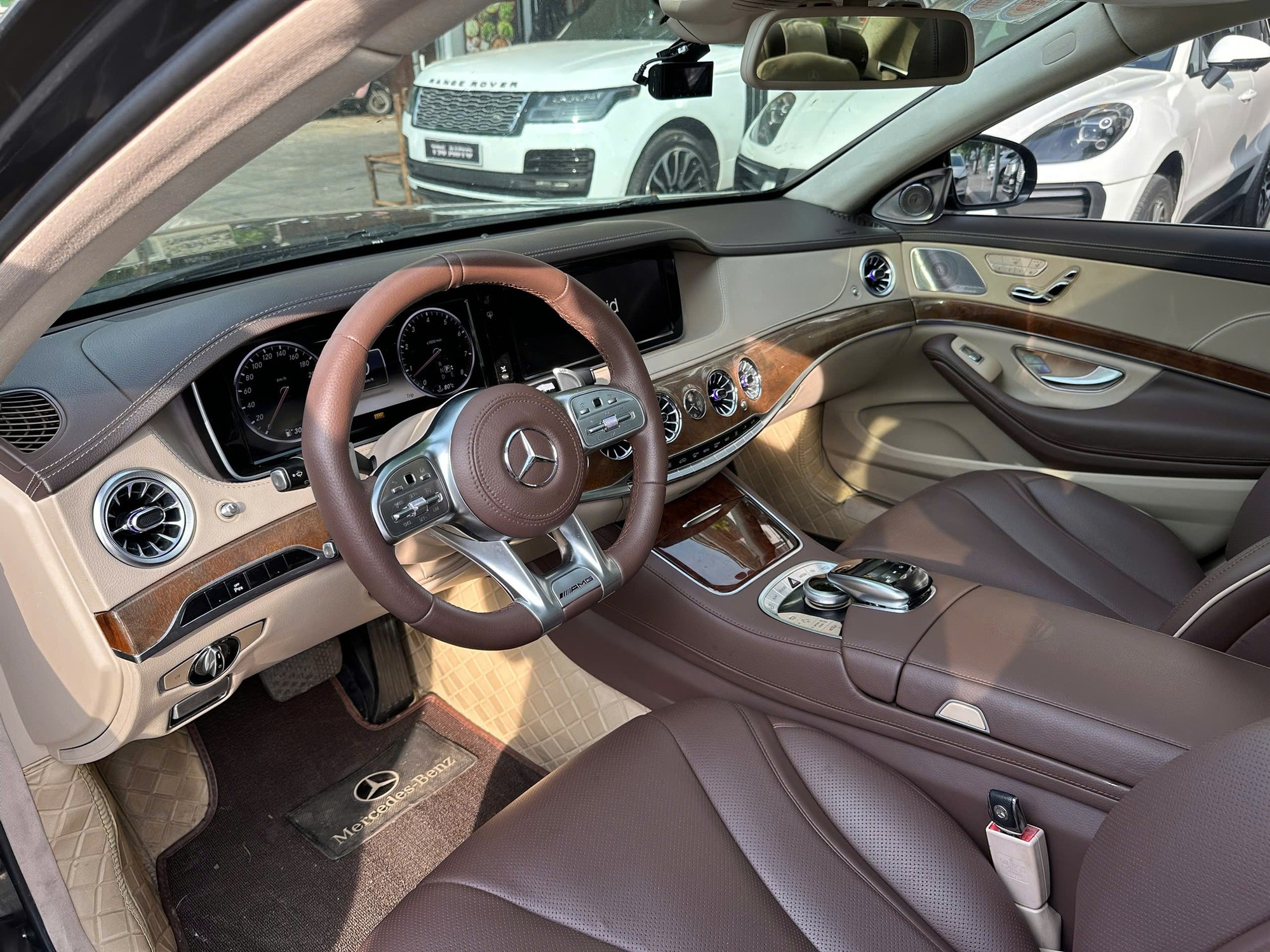 Rao Mercedes S 400 độ AMG nhưng lưới tản nhiệt Maybach giá hơn 1 tỷ đồng, người bán hỏi: Tại sao phải mua C 300 cũ?- Ảnh 9. Rao Mercedes S 400 độ AMG nhưng lưới tản nhiệt Maybach giá hơn 1 tỷ đồng, người bán hỏi: Tại sao phải mua C 300 cũ?- Ảnh 9.