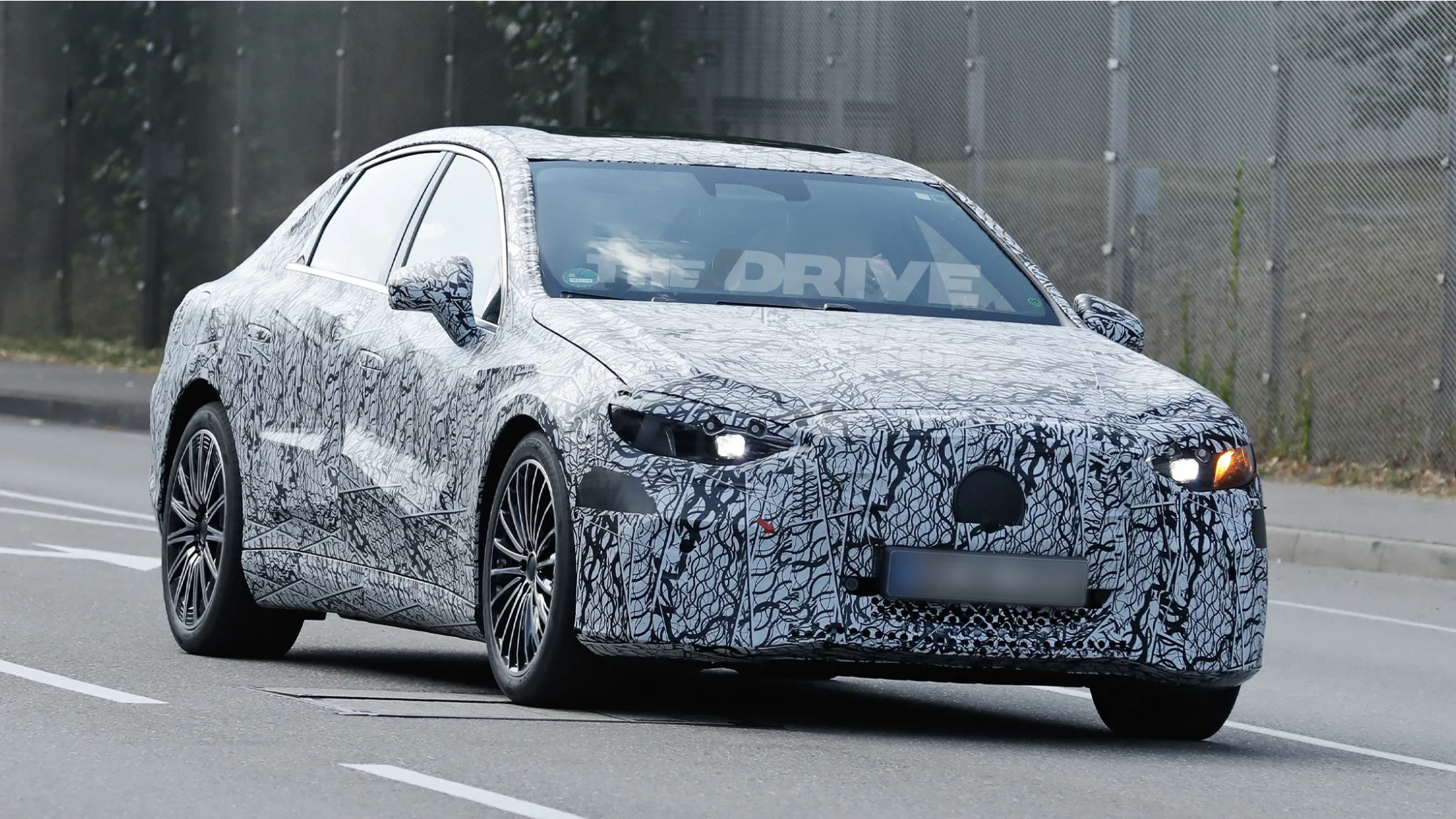 Mercedes-Benz sửa sai thiết kế xe điện như này đây: C-Class EV có điểm như S-Class, đèn hậu dạng ngôi sao, ra mắt ngay năm sau- Ảnh 2. Mercedes-Benz sửa sai thiết kế xe điện như này đây: C-Class EV có điểm như S-Class, đèn hậu dạng ngôi sao, ra mắt ngay năm sau- Ảnh 2.