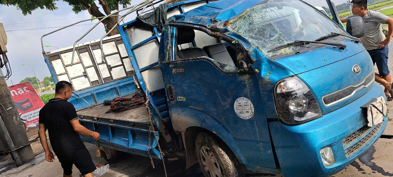 Hà Nội: Xe tải gặp nạn phải cẩu đi sửa, chủ xe khóc ròng khi quay lại đã bị “hôi” hết 4 tấn vải- Ảnh 2. Hà Nội: Xe tải gặp nạn phải cẩu đi sửa, chủ xe khóc ròng khi quay lại đã bị “hôi” hết 4 tấn vải- Ảnh 2.