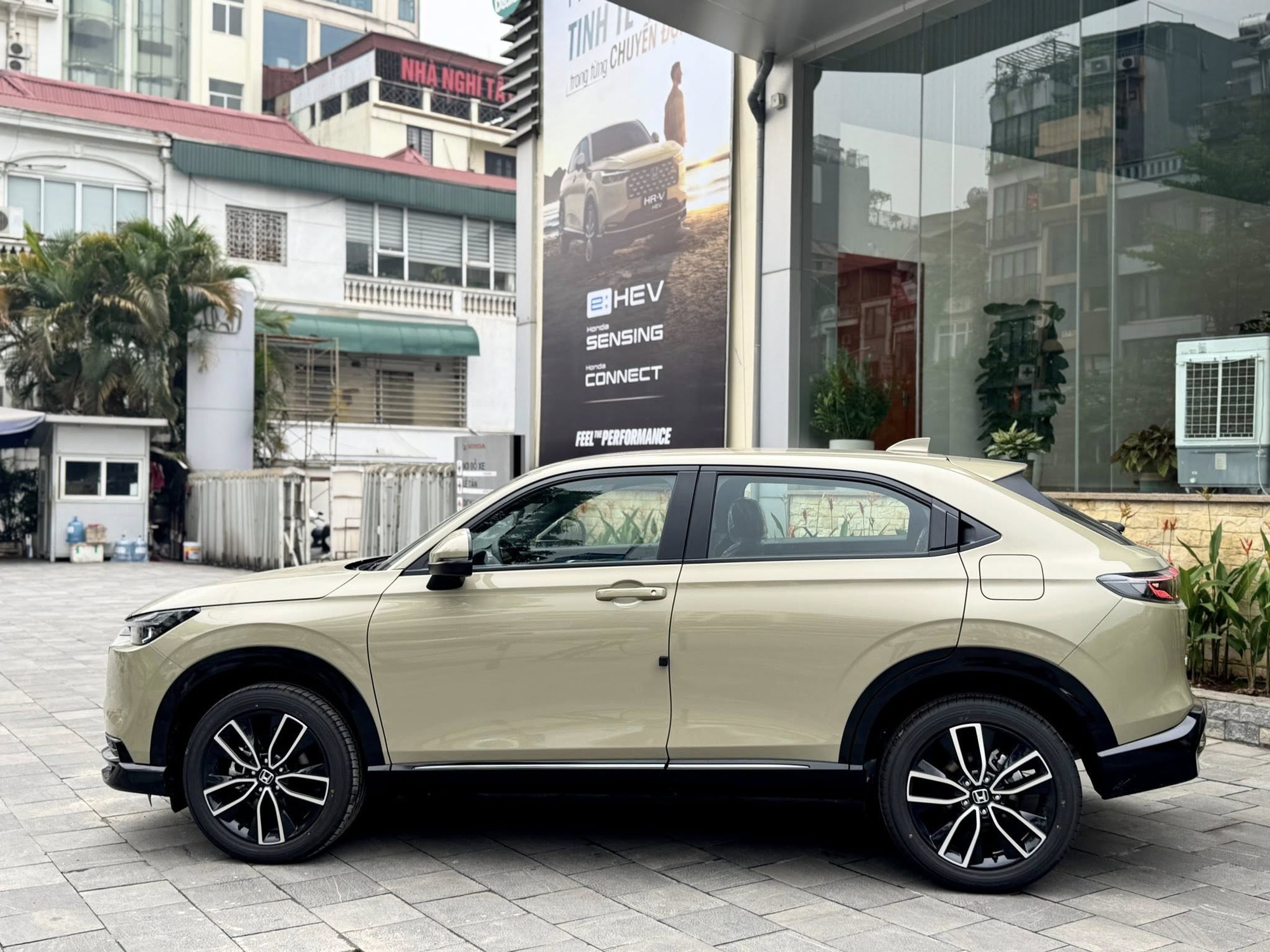 Honda HR-V giảm giá tới 45 triệu đồng tại đại lý: Bản tầm trung giảm nhiều nhất còn 705 triệu, tiệm cận Xforce, Creta bản đắt nhất- Ảnh 4.