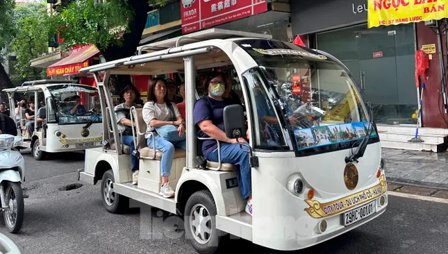 Ô tô điện chở khách chạy trên đường cấm: Sở Xây dựng Hà Nội nói gì?- Ảnh 1. Ô tô điện chở khách chạy trên đường cấm: Sở Xây dựng Hà Nội nói gì?- Ảnh 1.