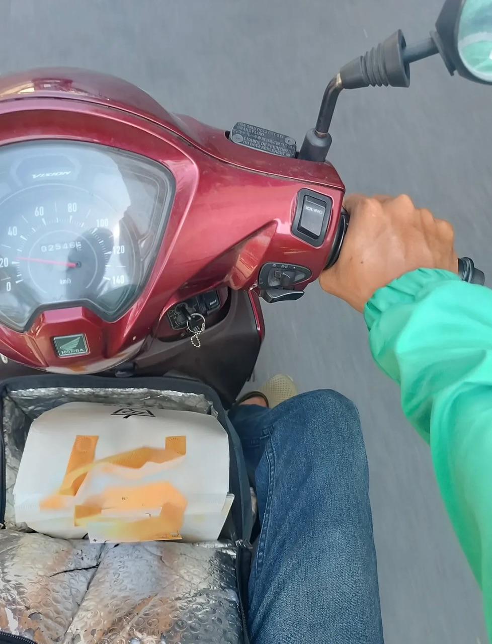 Cất bằng Tiến sĩ, bằng Đại học ở nhà: Cầm bằng lái xe đi làm shipper kiếm 2 triệu/ngày “tiền tươi thóc thật”- Ảnh 4. Cất bằng Tiến sĩ, bằng Đại học ở nhà: Cầm bằng lái xe đi làm shipper kiếm 2 triệu/ngày “tiền tươi thóc thật”- Ảnh 4.