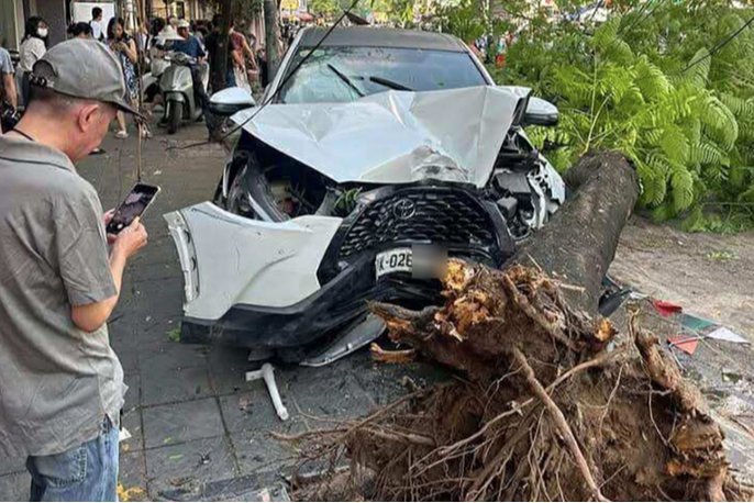 Vụ ô tô đâm liên hoàn 10 xe máy trên phố Hà Nội: 1 nạn nhân vừa tử vong, đang lấy lời khai nữ tài xế- Ảnh 2. Vụ ô tô đâm liên hoàn 10 xe máy trên phố Hà Nội: 1 nạn nhân vừa tử vong, đang lấy lời khai nữ tài xế- Ảnh 2.