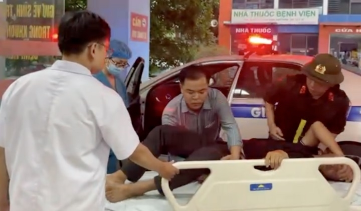 CSGT dùng xe đặc chủng đưa tài xế đột quỵ trên cao tốc đi cấp cứu- Ảnh 1. CSGT dùng xe đặc chủng đưa tài xế đột quỵ trên cao tốc đi cấp cứu- Ảnh 1.