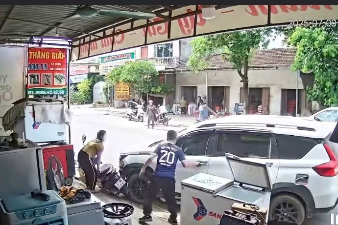 Tài xế đột qụy khi lái xe ô tô trên đường đông người gây hoang mang- Ảnh 1.