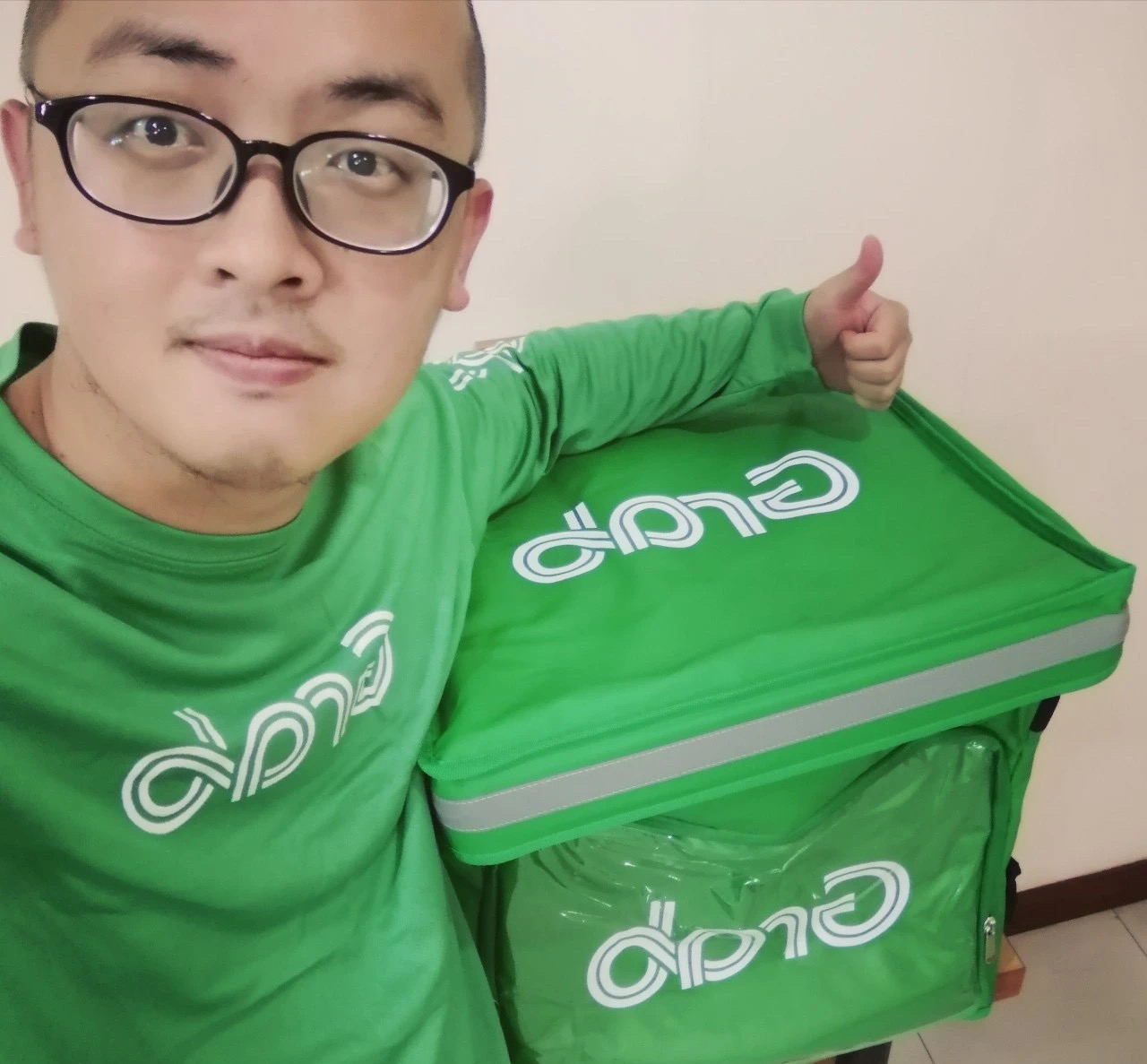 Cất bằng Tiến sĩ, bằng Đại học ở nhà: Cầm bằng lái xe đi làm shipper kiếm 2 triệu/ngày “tiền tươi thóc thật”- Ảnh 1. Cất bằng Tiến sĩ, bằng Đại học ở nhà: Cầm bằng lái xe đi làm shipper kiếm 2 triệu/ngày “tiền tươi thóc thật”- Ảnh 1.