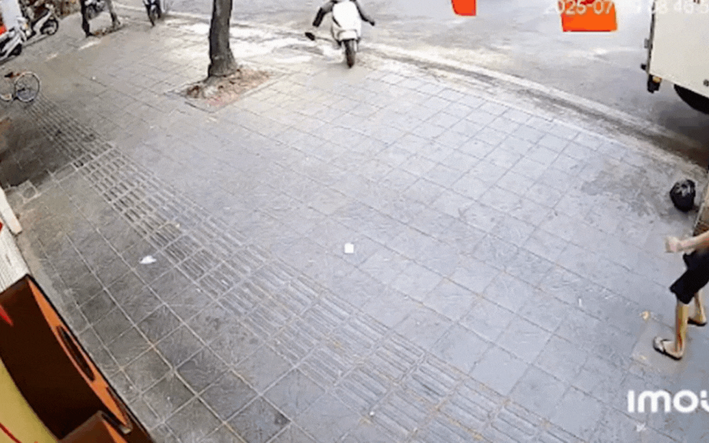 Vụ ô tô đâm liên hoàn 10 xe máy trên phố Hà Nội: 1 nạn nhân vừa tử vong, đang lấy lời khai nữ tài xế- Ảnh 1. Vụ ô tô đâm liên hoàn 10 xe máy trên phố Hà Nội: 1 nạn nhân vừa tử vong, đang lấy lời khai nữ tài xế- Ảnh 1.