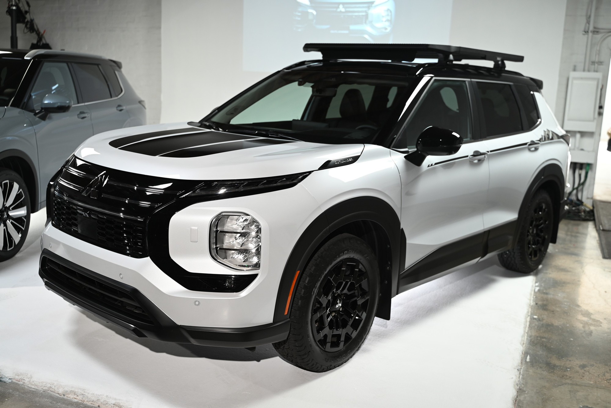 Thêm hơn 100 triệu đồng so với bản 'base', chiếc Mitsubishi Outlander này có nhiều điểm hút dân phượt: Mâm lốp địa hình, giá nóc xịn, logo độc quyền- Ảnh 2.