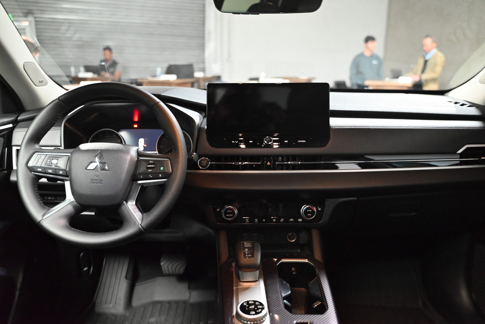 Thêm hơn 100 triệu đồng so với bản 'base', chiếc Mitsubishi Outlander này có nhiều điểm hút dân phượt: Mâm lốp địa hình, giá nóc xịn, logo độc quyền- Ảnh 6.