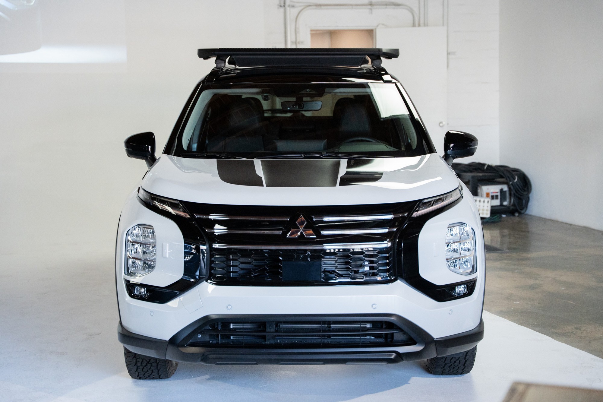 Thêm hơn 100 triệu đồng so với bản 'base', chiếc Mitsubishi Outlander này có nhiều điểm hút dân phượt: Mâm lốp địa hình, giá nóc xịn, logo độc quyền- Ảnh 9.