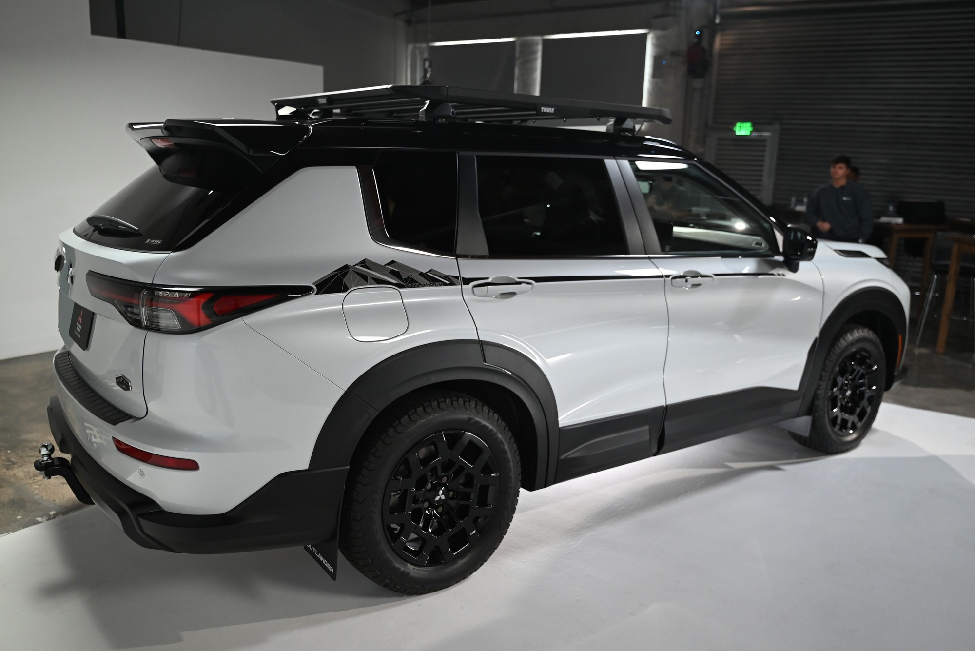 Thêm hơn 100 triệu đồng so với bản 'base', chiếc Mitsubishi Outlander này có nhiều điểm hút dân phượt: Mâm lốp địa hình, giá nóc xịn, logo độc quyền- Ảnh 3.