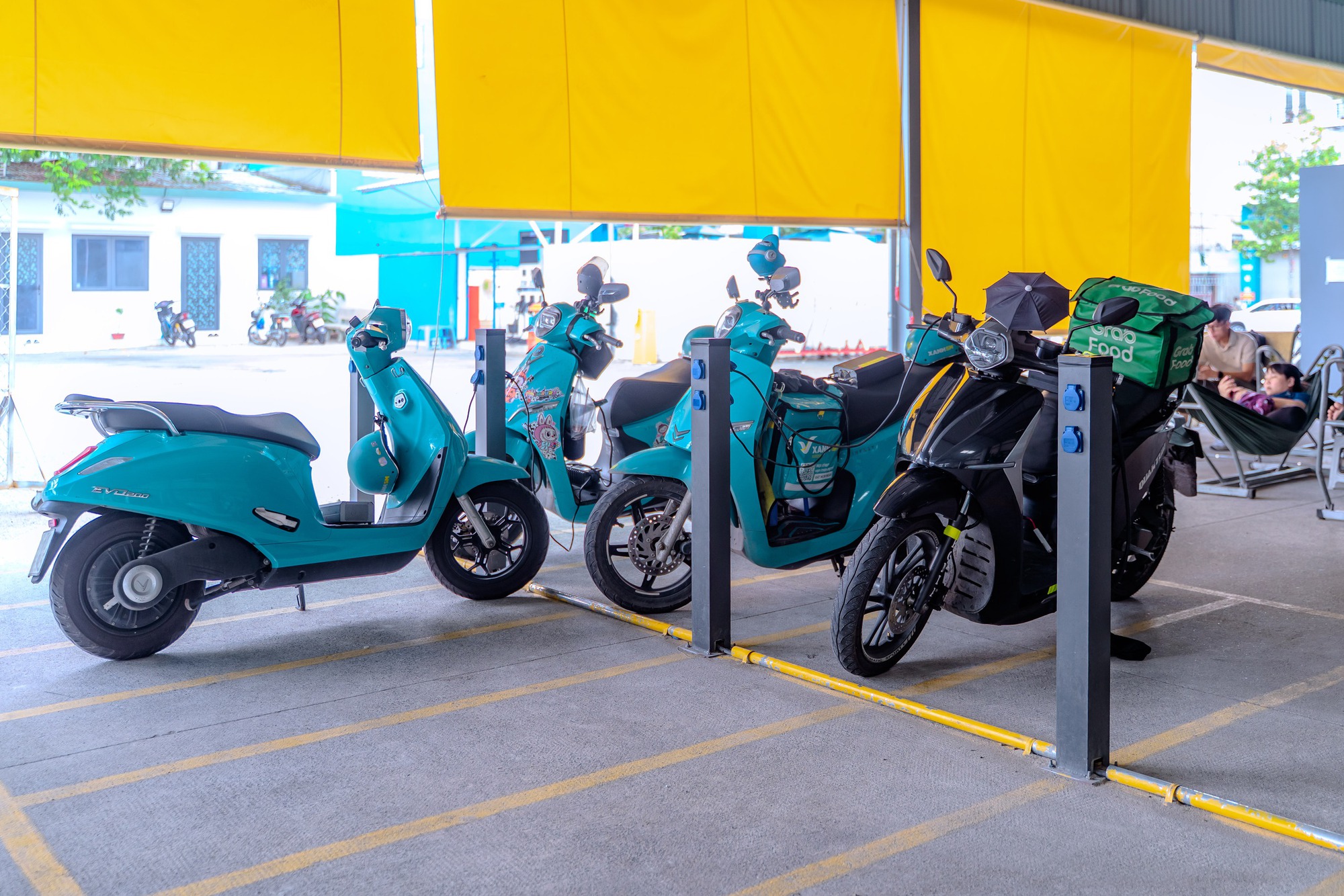 Đua nhau mở quán cà phê kết hợp sạc xe điện: Coi chừng bị phạt- Ảnh 1. Đua nhau mở quán cà phê kết hợp sạc xe điện: Coi chừng bị phạt- Ảnh 1.