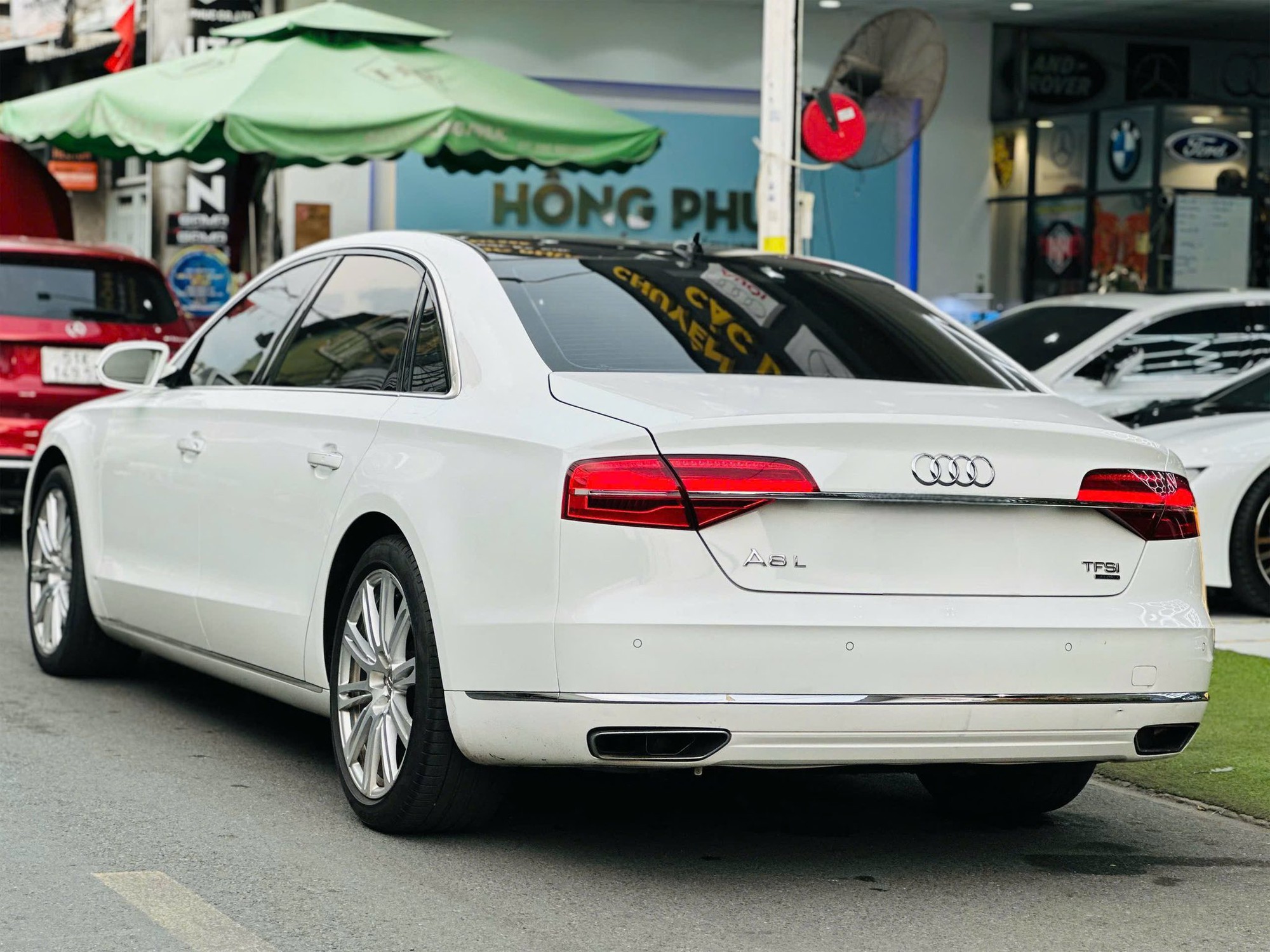 Rao Audi A8L 2017 giá 1,3 tỷ đồng, người bán chia sẻ: 5 tỷ không mua, giờ cũng không mua thì sao biết được 'trùm cuối Audi' đỉnh cỡ nào- Ảnh 3. Rao Audi A8L 2017 giá 1,3 tỷ đồng, người bán chia sẻ: 5 tỷ không mua, giờ cũng không mua thì sao biết được 'trùm cuối Audi' đỉnh cỡ nào- Ảnh 3.