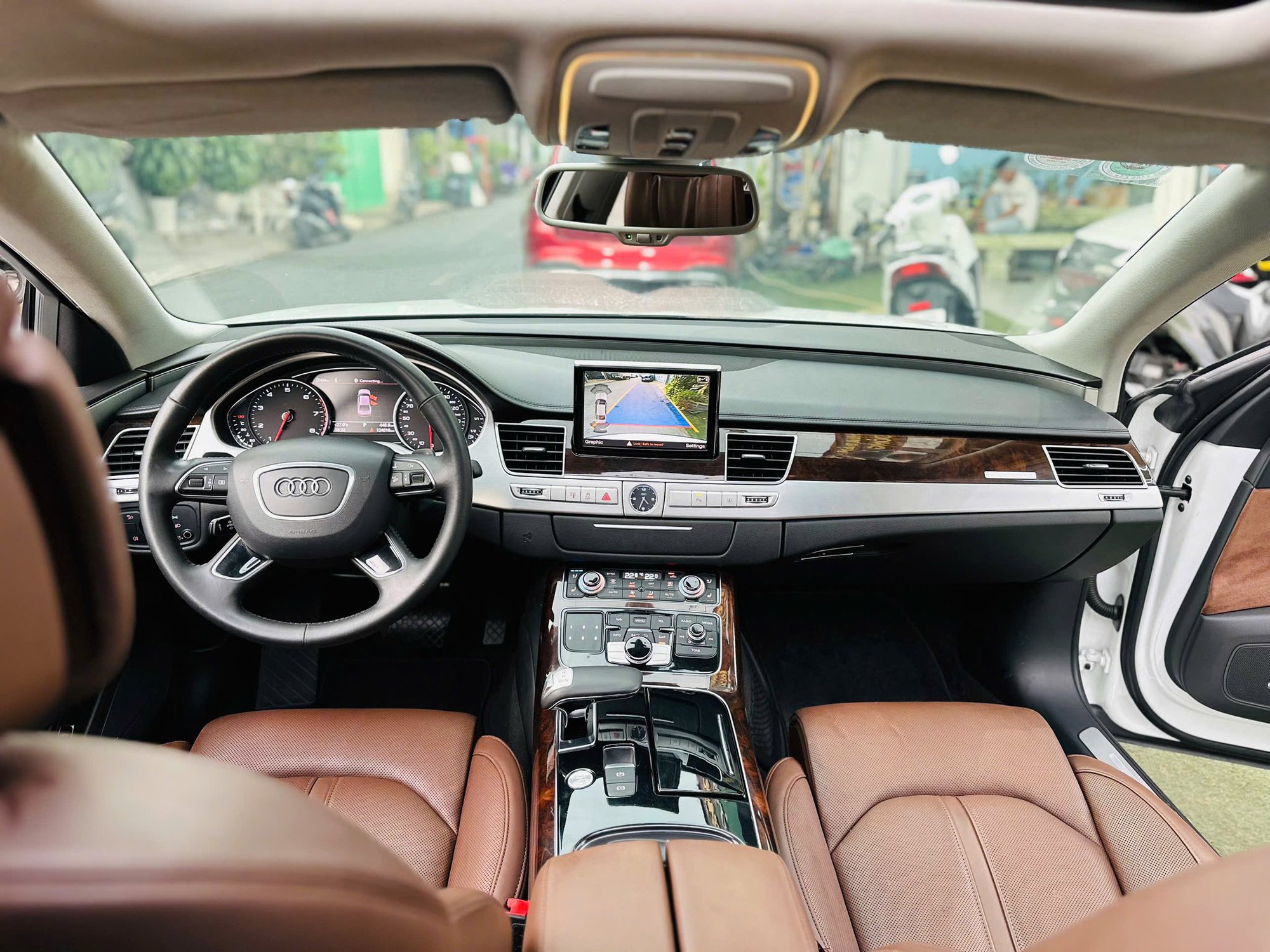Rao Audi A8L 2017 giá 1,3 tỷ đồng, người bán chia sẻ: 5 tỷ không mua, giờ cũng không mua thì sao biết được 'trùm cuối Audi' đỉnh cỡ nào- Ảnh 4. Rao Audi A8L 2017 giá 1,3 tỷ đồng, người bán chia sẻ: 5 tỷ không mua, giờ cũng không mua thì sao biết được 'trùm cuối Audi' đỉnh cỡ nào- Ảnh 4.