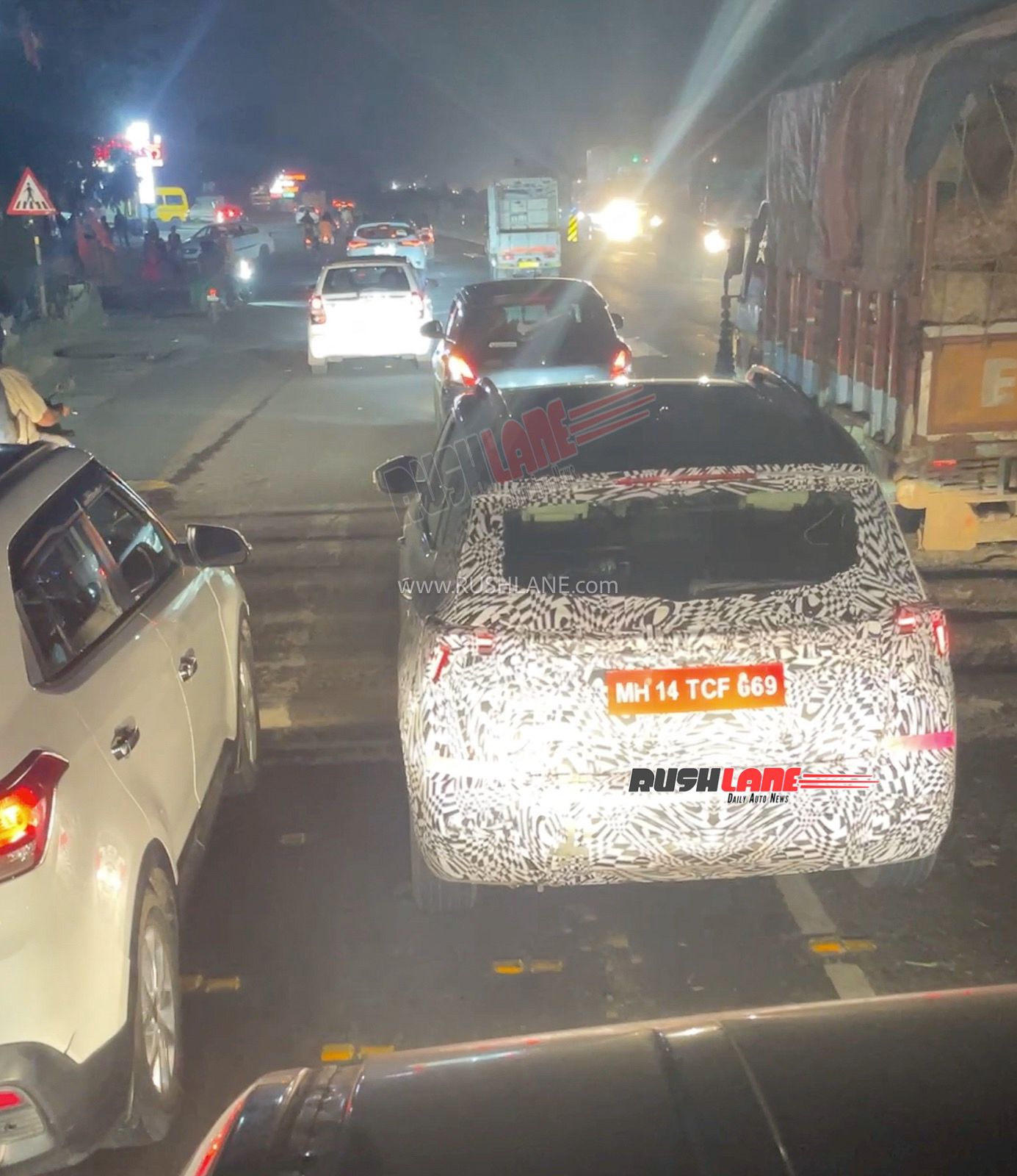 Bắt gặp Skoda Kushaq bản nâng cấp khi chạy thử: Có thể trang bị ADAS mà người Việt mong chờ, thêm cửa sổ trời toàn cảnh- Ảnh 2. Bắt gặp Skoda Kushaq bản nâng cấp khi chạy thử: Có thể trang bị ADAS mà người Việt mong chờ, thêm cửa sổ trời toàn cảnh- Ảnh 2.
