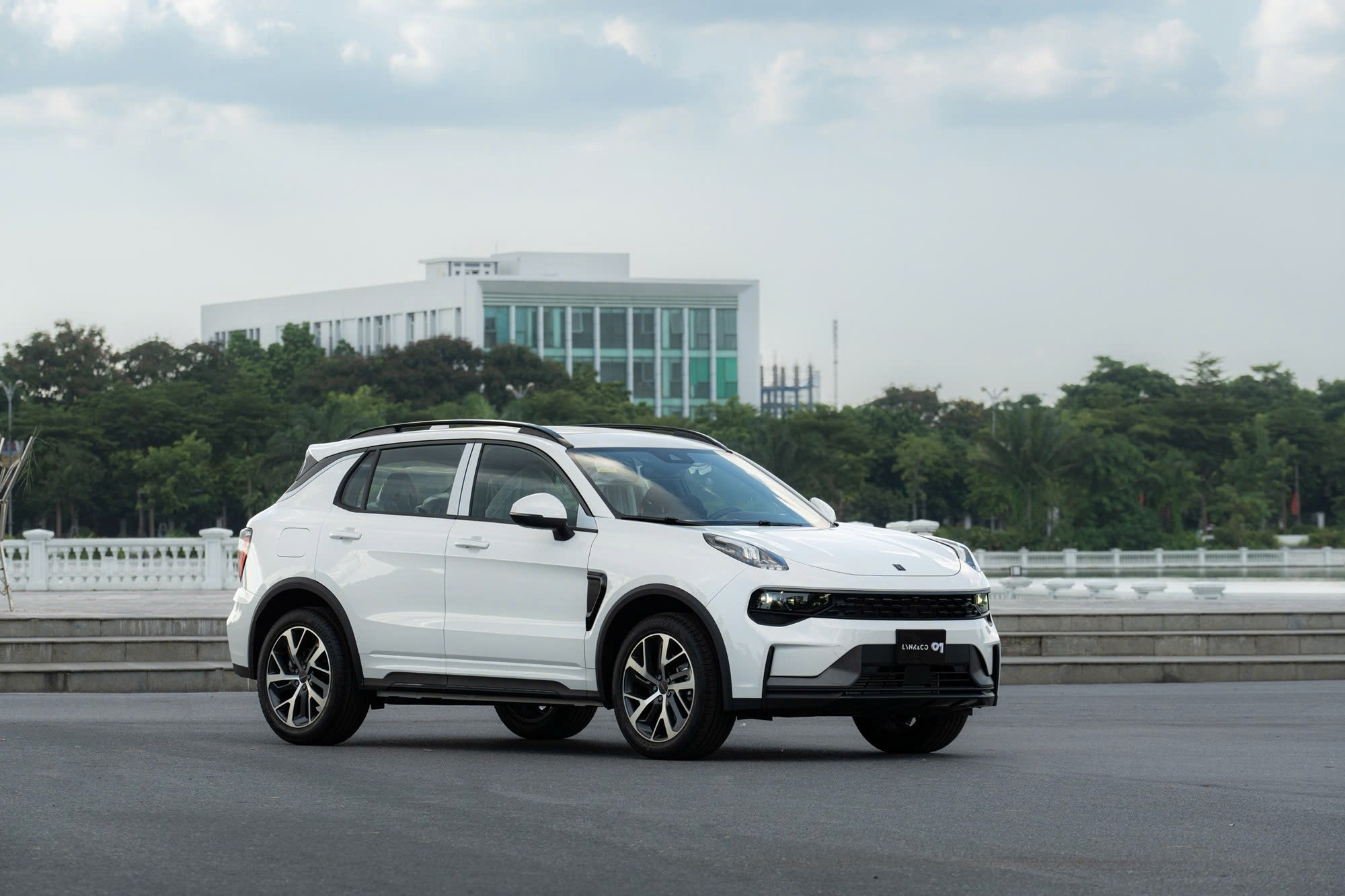 Đồng giá 919 triệu đồng, chọn Lynk & Co 01 bản 'base' hay Kia Sportage bản máy xăng 2.0L gần cao nhất- Ảnh 1.