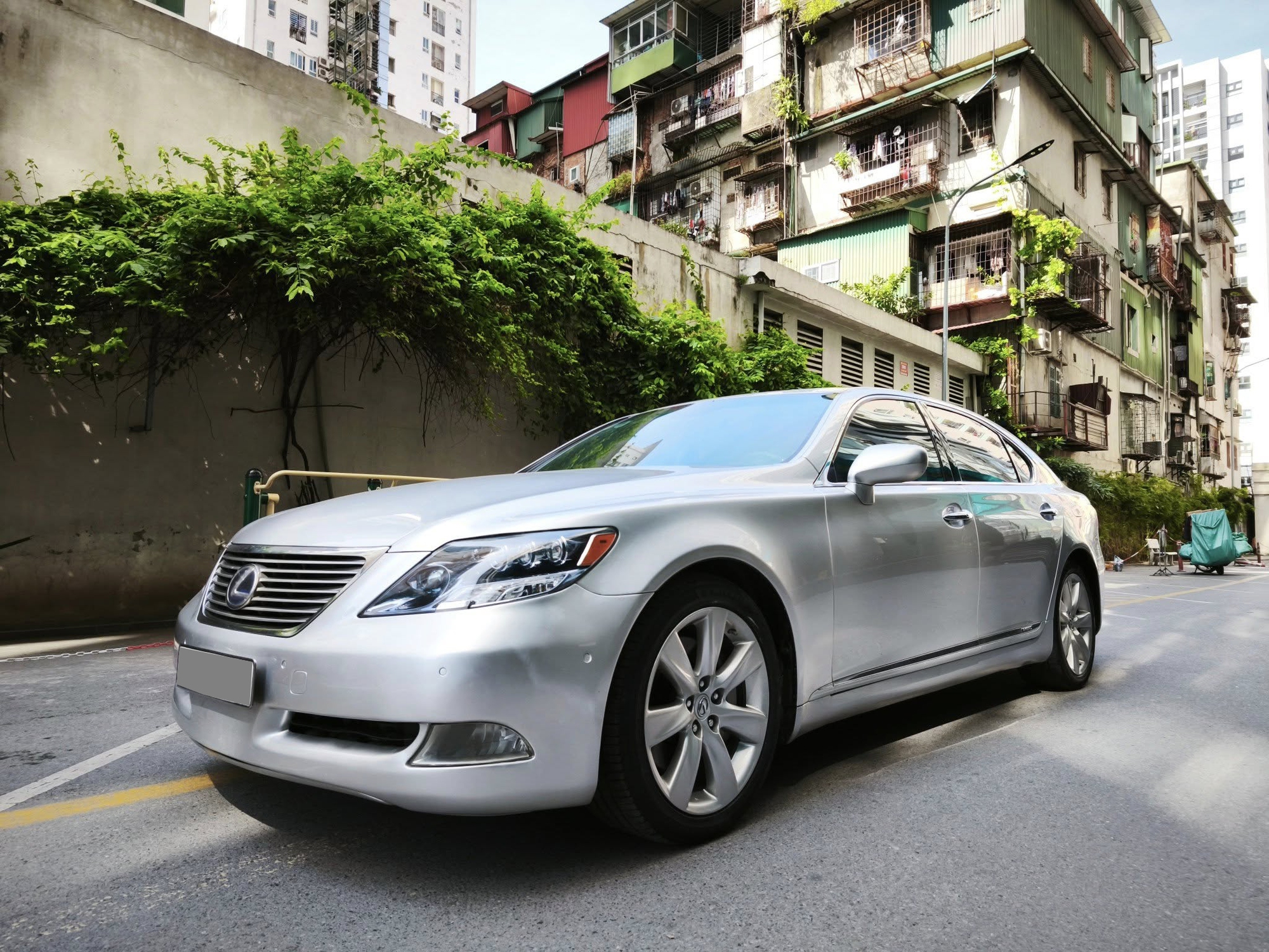 Chỉ hơn 700 triệu đồng đã mua được chiếc Lexus đầu bảng này: Đối thủ S-Class, máy V8 mạnh 400 mã nhưng 'rất tiết kiệm'- Ảnh 2. Chỉ hơn 700 triệu đồng đã mua được chiếc Lexus đầu bảng này: Đối thủ S-Class, máy V8 mạnh 400 mã nhưng 'rất tiết kiệm'- Ảnh 2.