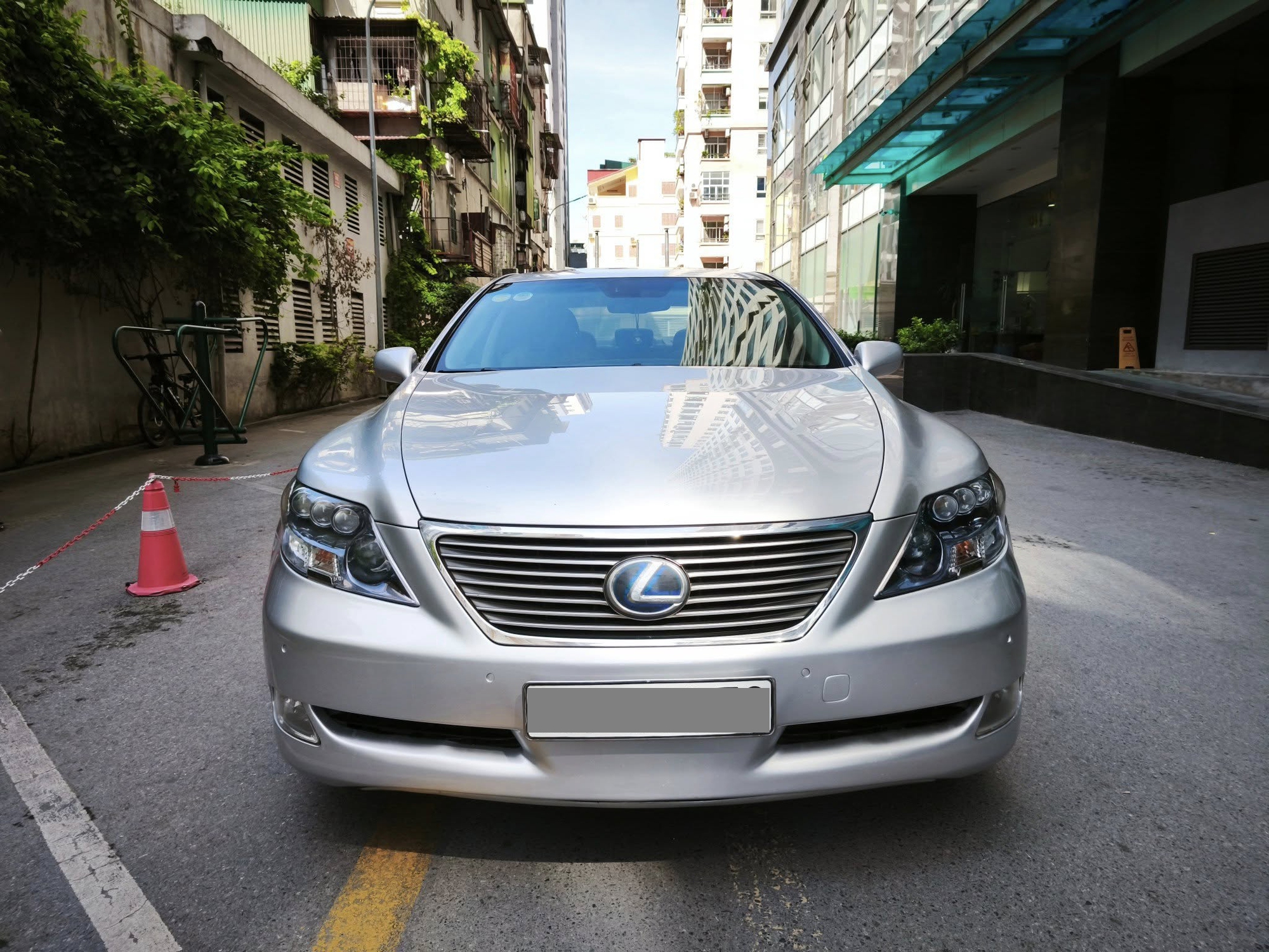 Chỉ hơn 700 triệu đồng đã mua được chiếc Lexus đầu bảng này: Đối thủ S-Class, máy V8 mạnh 400 mã nhưng 'rất tiết kiệm'- Ảnh 4. Chỉ hơn 700 triệu đồng đã mua được chiếc Lexus đầu bảng này: Đối thủ S-Class, máy V8 mạnh 400 mã nhưng 'rất tiết kiệm'- Ảnh 4.