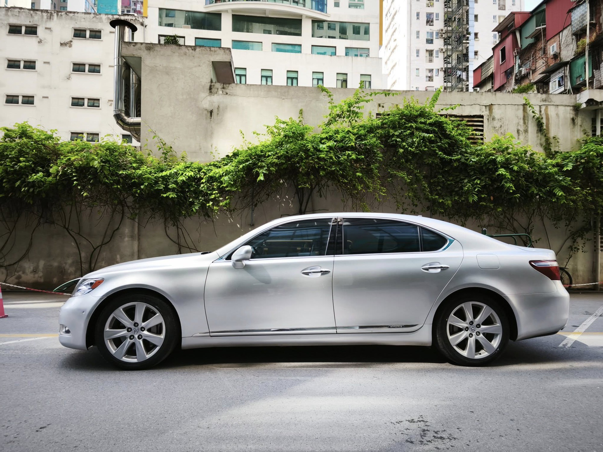 Chỉ hơn 700 triệu đồng đã mua được chiếc Lexus đầu bảng này: Đối thủ S-Class, máy V8 mạnh 400 mã nhưng 'rất tiết kiệm'- Ảnh 5. Chỉ hơn 700 triệu đồng đã mua được chiếc Lexus đầu bảng này: Đối thủ S-Class, máy V8 mạnh 400 mã nhưng 'rất tiết kiệm'- Ảnh 5.