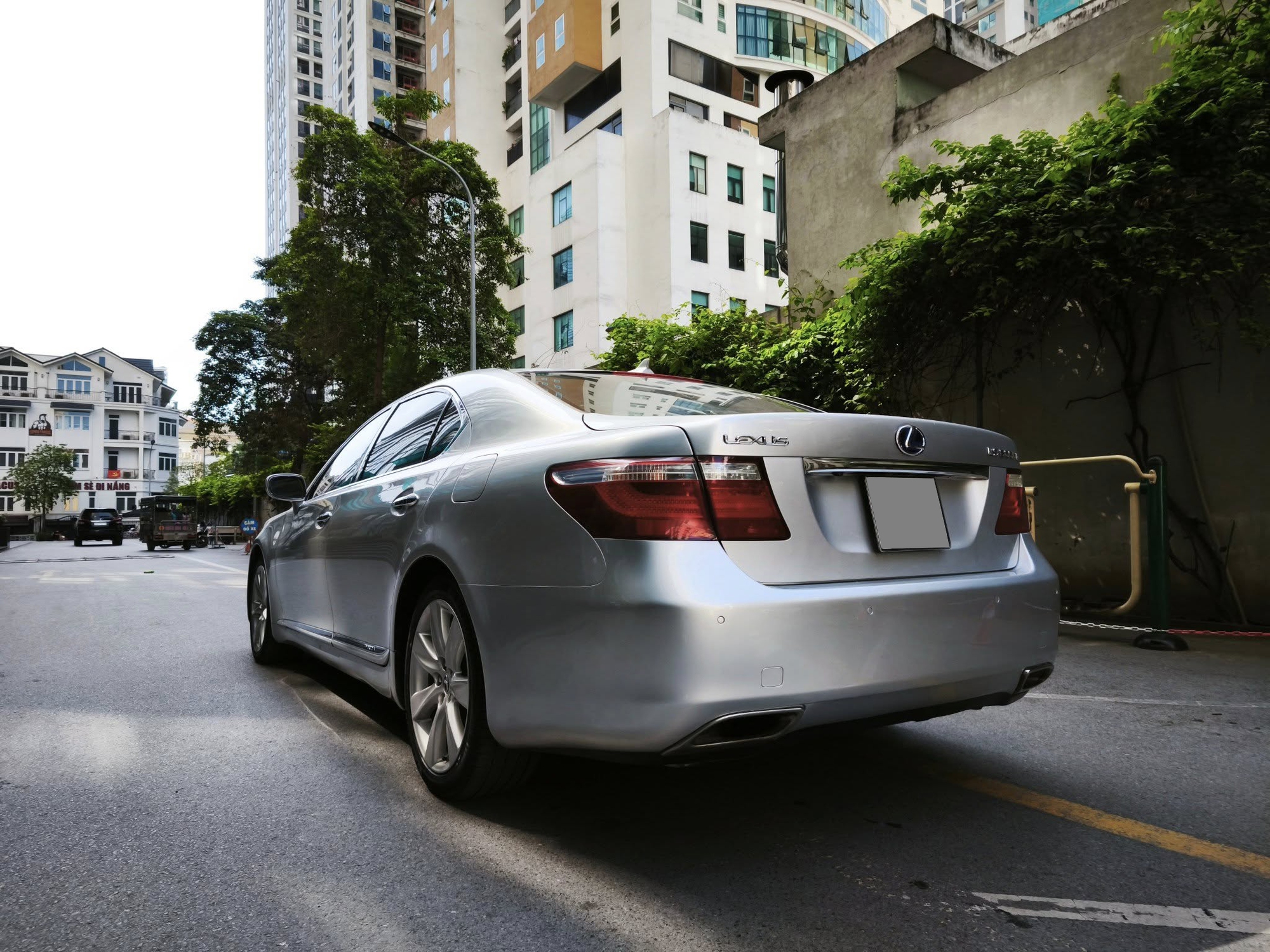 Chỉ hơn 700 triệu đồng đã mua được chiếc Lexus đầu bảng này: Đối thủ S-Class, máy V8 mạnh 400 mã nhưng 'rất tiết kiệm'- Ảnh 6. Chỉ hơn 700 triệu đồng đã mua được chiếc Lexus đầu bảng này: Đối thủ S-Class, máy V8 mạnh 400 mã nhưng 'rất tiết kiệm'- Ảnh 6.