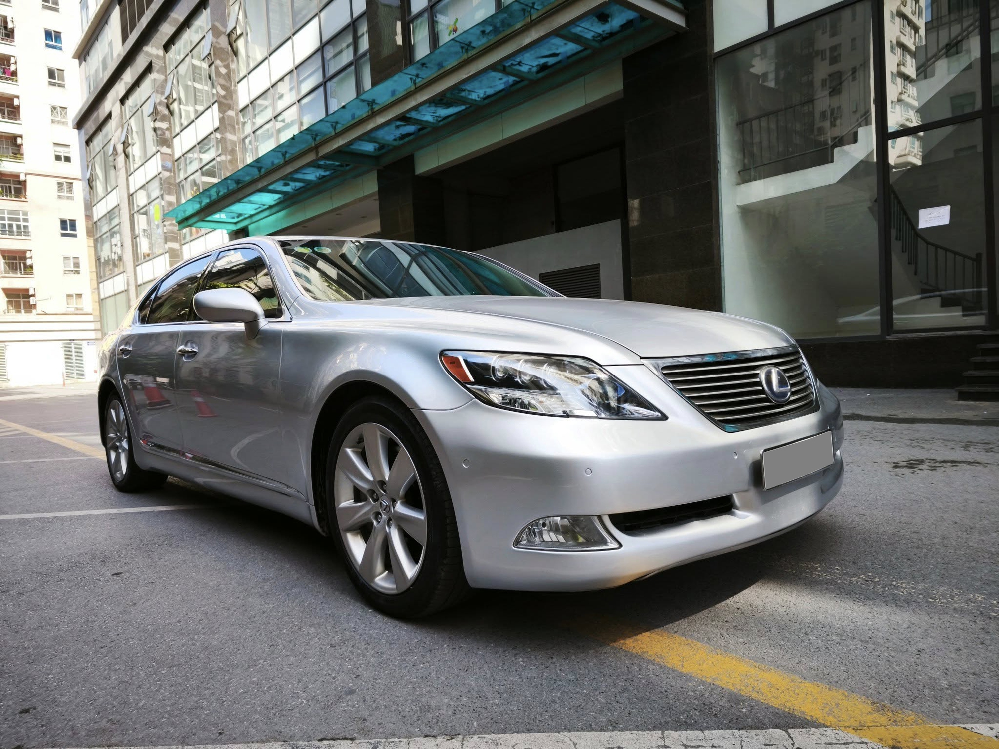 Chỉ hơn 700 triệu đồng đã mua được chiếc Lexus đầu bảng này: Đối thủ S-Class, máy V8 mạnh 400 mã nhưng 'rất tiết kiệm'- Ảnh 3. Chỉ hơn 700 triệu đồng đã mua được chiếc Lexus đầu bảng này: Đối thủ S-Class, máy V8 mạnh 400 mã nhưng 'rất tiết kiệm'- Ảnh 3.