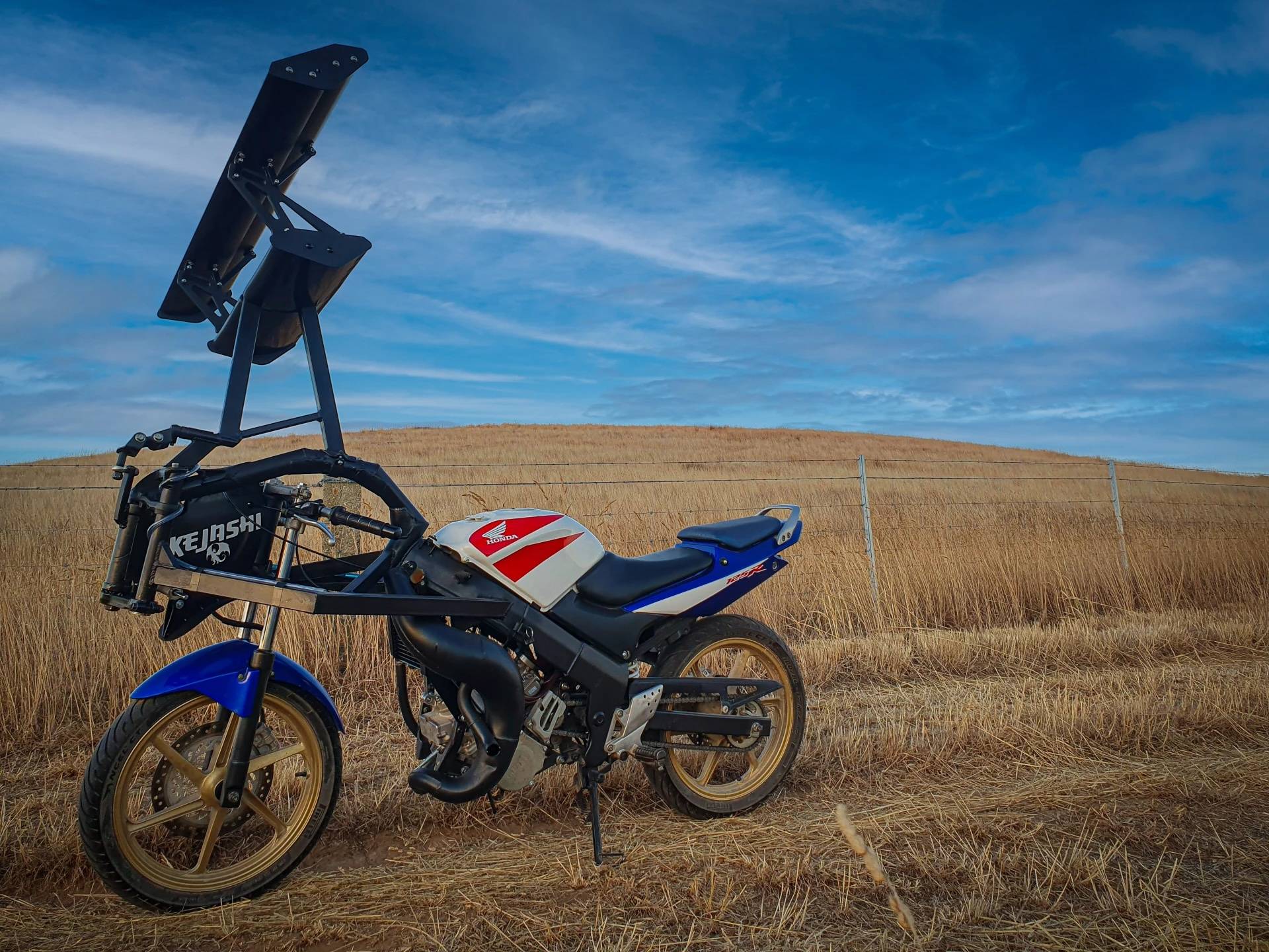 Kejashi Tilt Rotor: Chiếc xe máy 'điên rồ' với cánh khí động học nghiêng, tham vọng thay đổi cách vào cua- Ảnh 2.