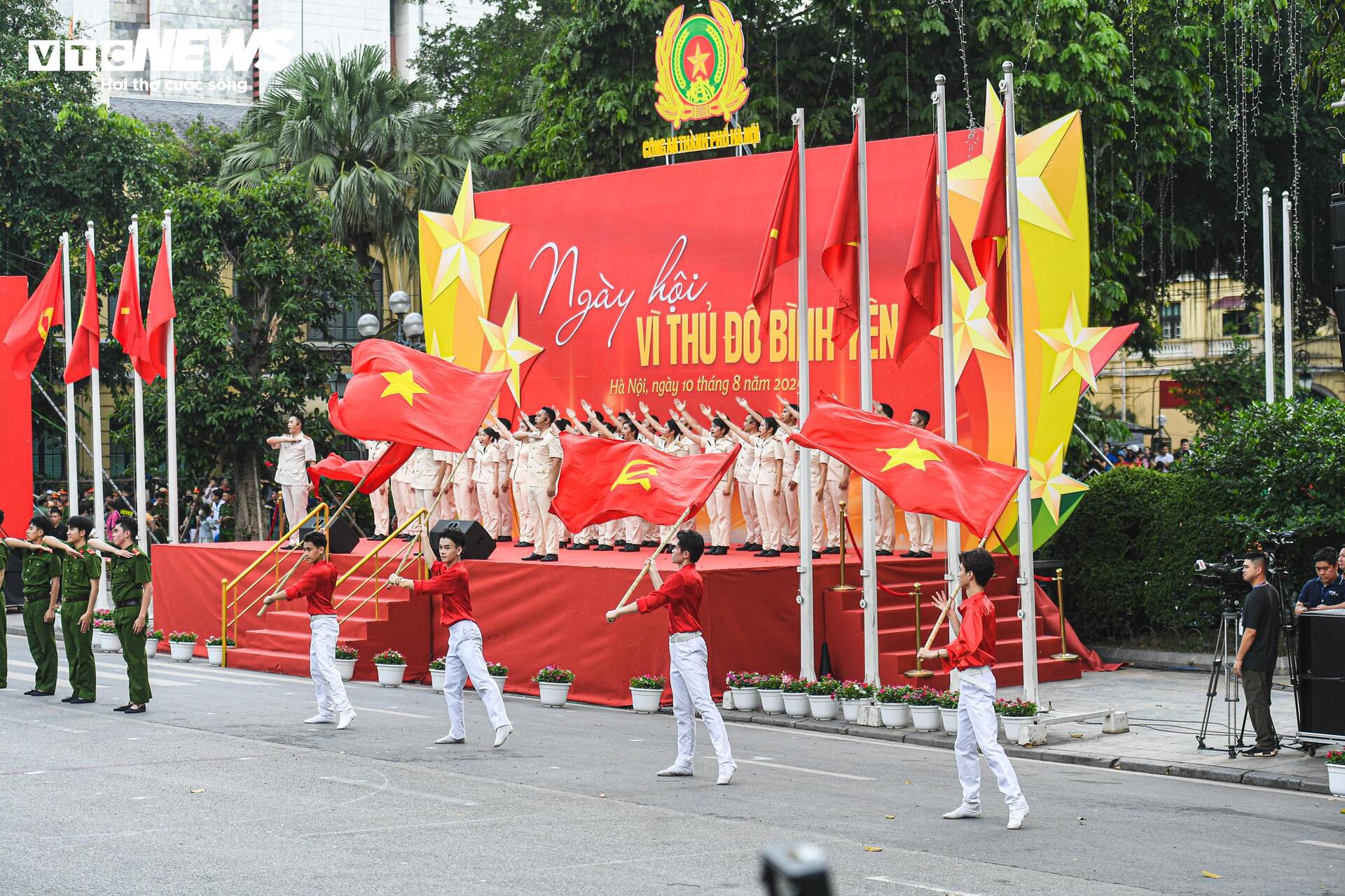 Ngắm dàn xe đặc chủng chống khủng bố, bạo loạn của Công an Hà Nội- Ảnh 1.