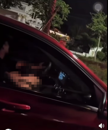 Clip đôi nam nữ bị quay cảnh thân mật trong xe Mercedes gây bão mạng: Người trong cuộc nói gì mà vẫn bị chỉ trích dữ dội?- Ảnh 1.