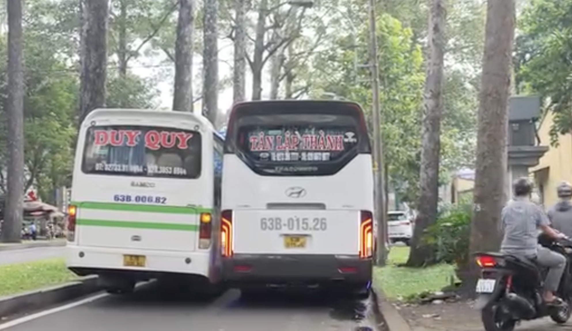 TP HCM: 2 xe khách giành đường, hàng chục xe máy đành leo vỉa hè- Ảnh 1. TP HCM: 2 xe khách giành đường, hàng chục xe máy đành leo vỉa hè- Ảnh 1.