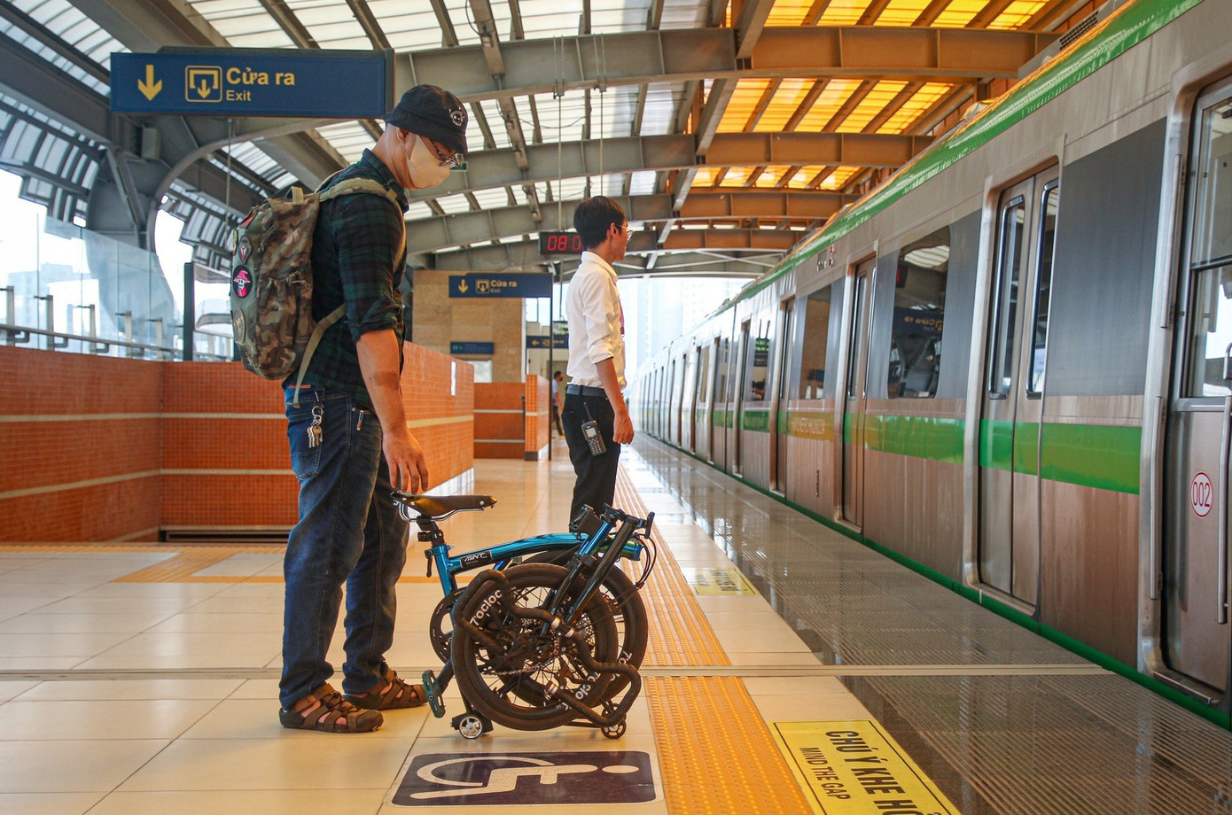 Hanoi Metro xin lỗi về sự việc nhân viên 'cấm hành khách mang xe đạp điện lên tàu'- Ảnh 1.