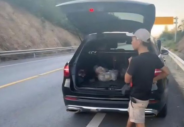 Tài xế dừng ô tô trên cao tốc Cam Lộ - La Sơn để xuống sông câu cá- Ảnh 1.