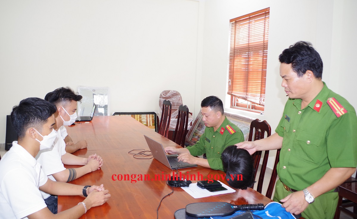 Vụ dàn dựng 'cảnh nóng' trên xe Mercedes: 3 thanh niên tham gia khai gì tại công an?- Ảnh 1.