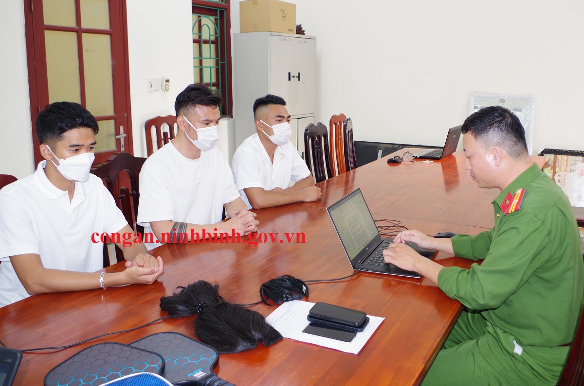 Vụ dàn dựng 'cảnh nóng' trên xe Mercedes: 3 thanh niên tham gia khai gì tại công an?- Ảnh 2.
