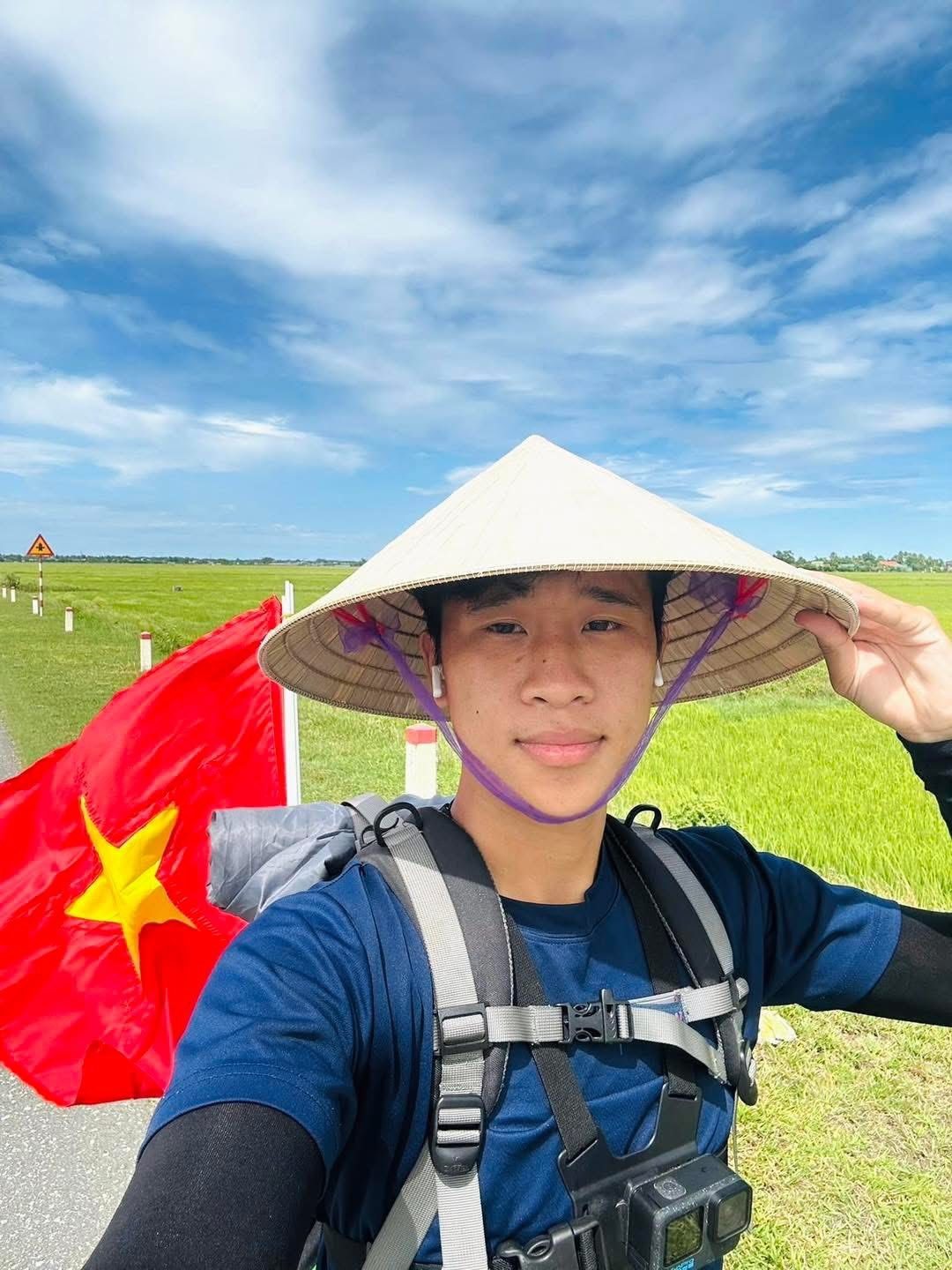 Thanh niên đạp xe từ Bắc vào Nam dịp 30/4, giờ lại đạp ngược từ Nam ra Bắc đón 2/9: Đã tìm ra chiếc xe đạp khổ nhất Việt Nam!- Ảnh 1. Thanh niên đạp xe từ Bắc vào Nam dịp 30/4, giờ lại đạp ngược từ Nam ra Bắc đón 2/9: Đã tìm ra chiếc xe đạp khổ nhất Việt Nam!- Ảnh 1.
