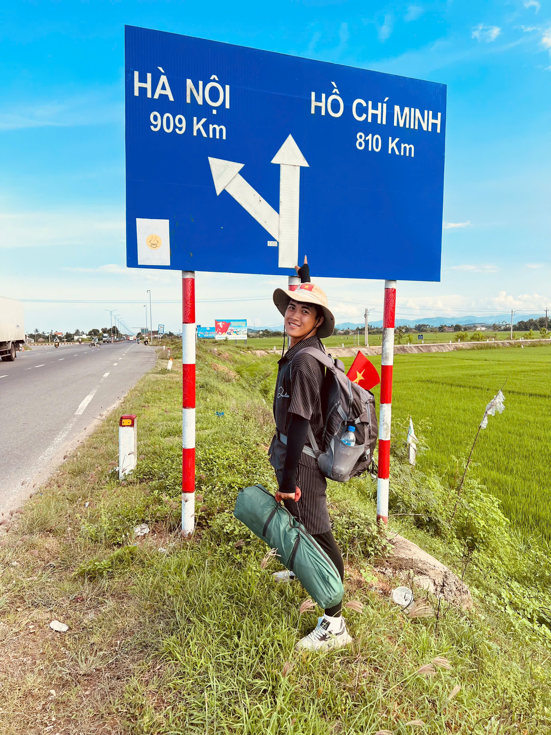 Hai chàng trai đi bộ hơn 2 tháng để đến Hà Nội dịp 2/9: Bữa sáng không thể nào quên ở Nghệ An- Ảnh 2. Hai chàng trai đi bộ hơn 2 tháng để đến Hà Nội dịp 2/9: Bữa sáng không thể nào quên ở Nghệ An- Ảnh 2.