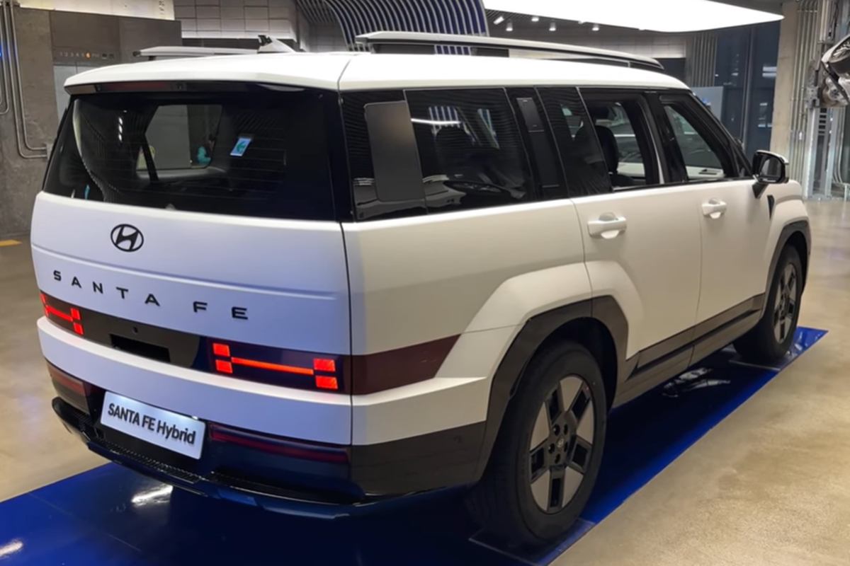 Hyundai Santa Fe 2026 ra mắt: Bản tiêu chuẩn 'lấy thêm' trang bị của bản cao, bổ sung bản mới, tăng giá gây tranh cãi- Ảnh 7. Hyundai Santa Fe 2026 ra mắt: Bản tiêu chuẩn 'lấy thêm' trang bị của bản cao, bổ sung bản mới, tăng giá gây tranh cãi- Ảnh 7.