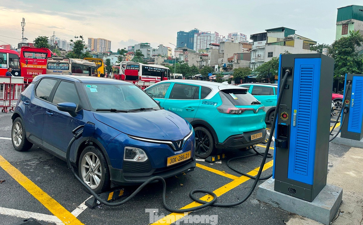 Cận cảnh các trạm sạc xe điện ở bến xe Hà Nội bắt đầu phục vụ người dân- Ảnh 1.