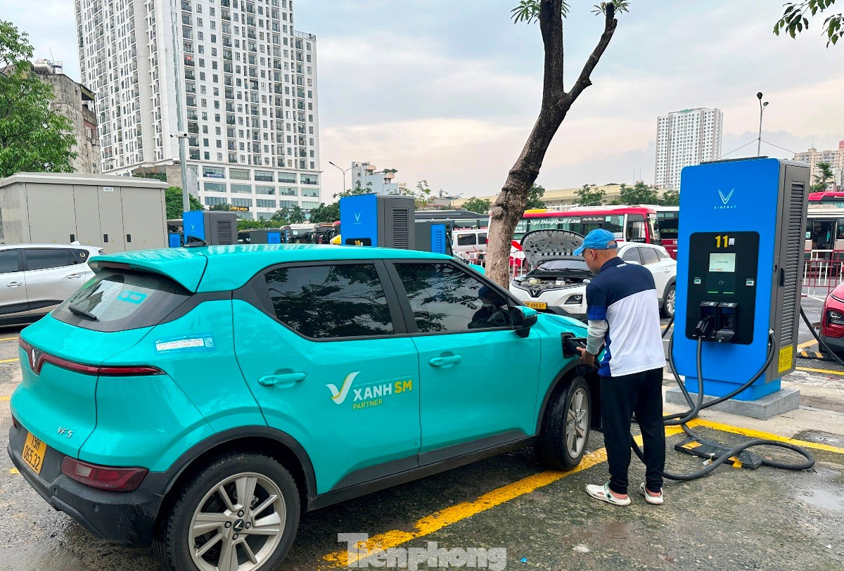 Cận cảnh các trạm sạc xe điện ở bến xe Hà Nội bắt đầu phục vụ người dân- Ảnh 4.