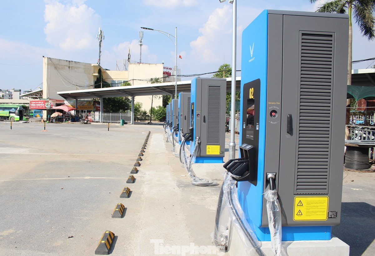 Cận cảnh các trạm sạc xe điện ở bến xe Hà Nội bắt đầu phục vụ người dân- Ảnh 6.