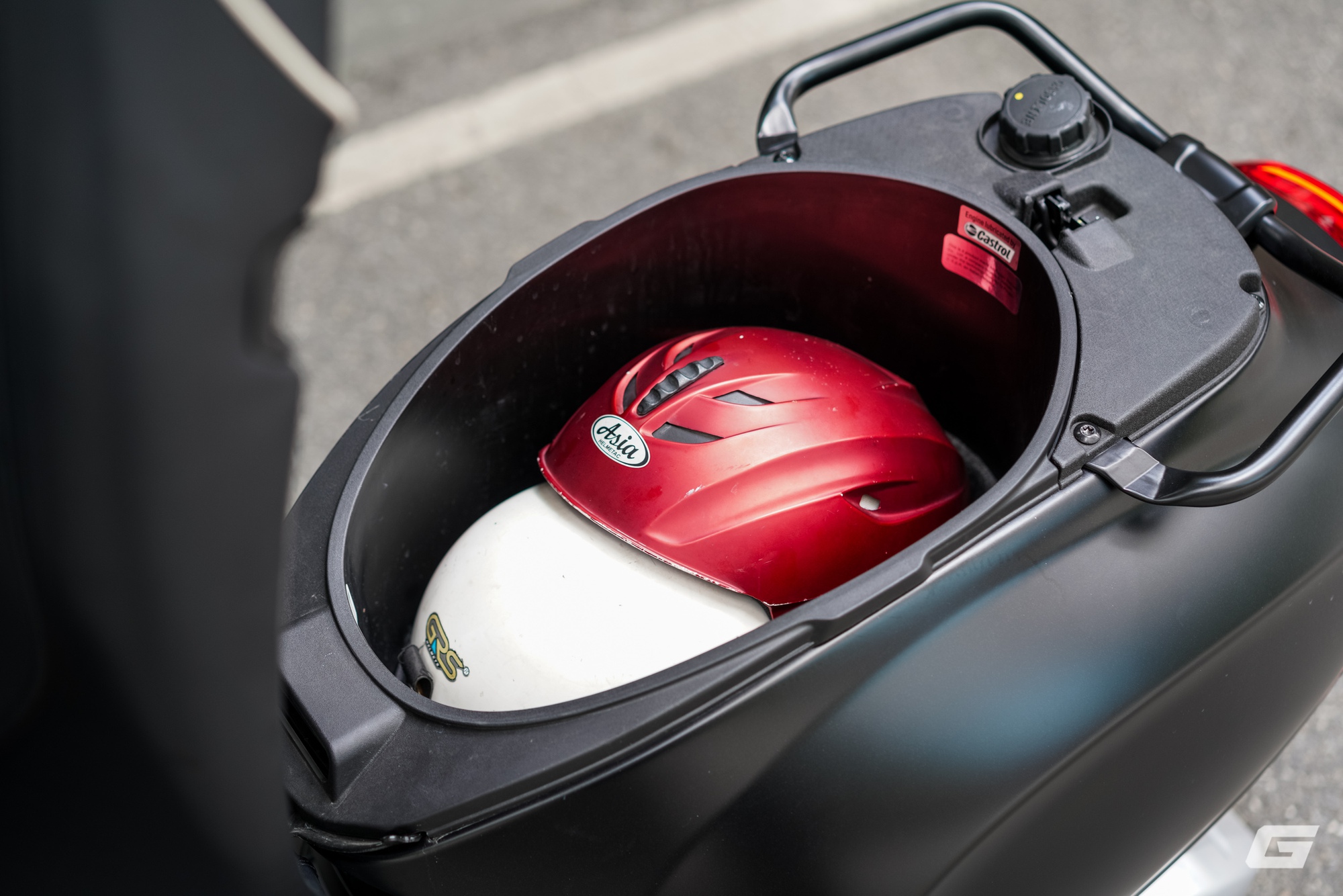 Vespa Sprint S 125 2025: Vận hành linh hoạt, mức tiêu thụ nhiên liệu thực tế chỉ từ 2.3L/100Km- Ảnh 17. Vespa Sprint S 125 2025: Vận hành linh hoạt, mức tiêu thụ nhiên liệu thực tế chỉ từ 2.3L/100Km- Ảnh 17.