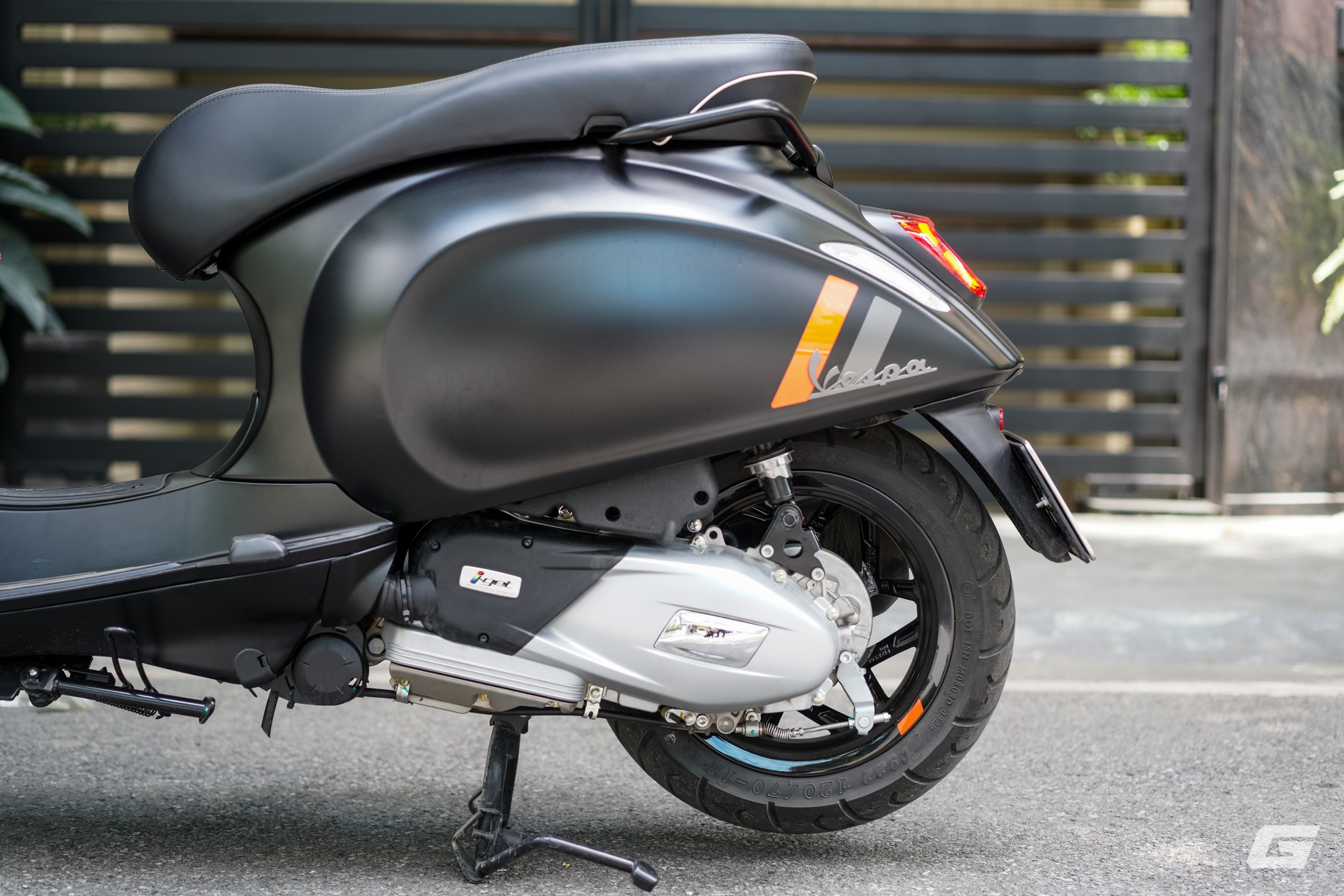 Vespa Sprint S 125 2025: Vận hành linh hoạt, mức tiêu thụ nhiên liệu thực tế chỉ từ 2.3L/100Km- Ảnh 2. Vespa Sprint S 125 2025: Vận hành linh hoạt, mức tiêu thụ nhiên liệu thực tế chỉ từ 2.3L/100Km- Ảnh 2.