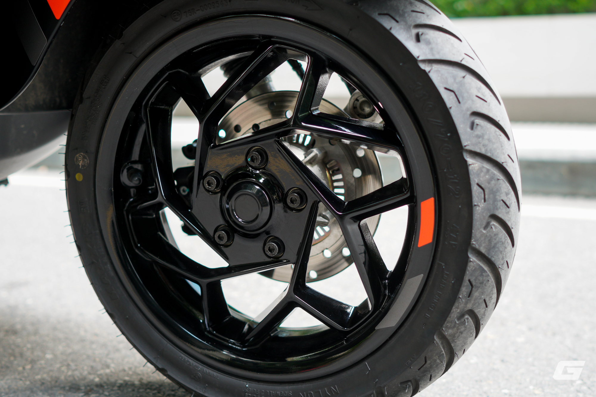 Vespa Sprint S 125 2025: Vận hành linh hoạt, mức tiêu thụ nhiên liệu thực tế chỉ từ 2.3L/100Km- Ảnh 11. Vespa Sprint S 125 2025: Vận hành linh hoạt, mức tiêu thụ nhiên liệu thực tế chỉ từ 2.3L/100Km- Ảnh 11.